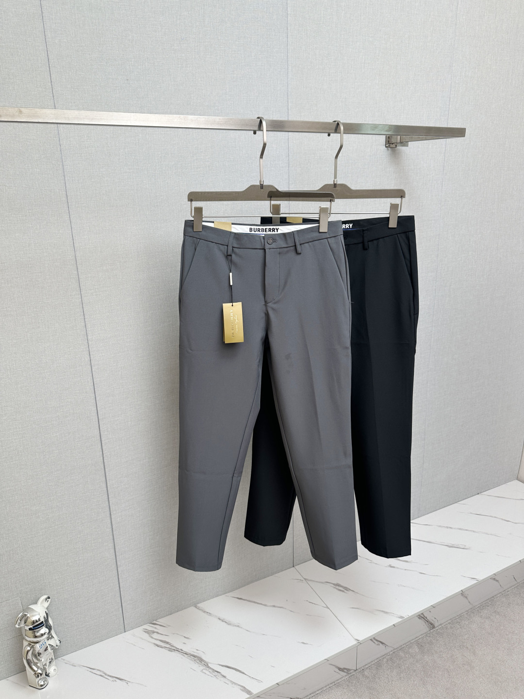 NO:834558,BURB 2026 spring and summer new men's casual trousers, the final channel product has appeared!  !  Simultaneous sales at the counter!  It is no exaggeration to say that these trousers are products from the original OEM channel, not bragging about the original OEM. They are completely products from the domestic garment OEM officially authorized by Ermenegildo Zegna!  Therefore, the quantity and size ratio are extremely scarce, so you will earn money if you grab it!  The best pantsuits ever officially unveiled!  !  !  !  !  !  It has always been one of the must-have accessories for successful business people!  The brand's high-end style and powerful aura are not easily surpassed by everyone. No matter which season the style is, it is the standard of temperament!  However, the fabric style is between business casual and daily wear. Customized original hardware and logo accessories!  To be able to design a pair of trousers so suitable for the general public, we can only focus on men's business casual wear. Whether you are wearing it for casual occasions or business occasions, this style can be matched just right. To wear it, you must wear it well and be able to wear it according to your own taste!  Pants that give yourself unlimited bonus points!  Size 29-38,,burberry,zegna,19860909BURB 2026春夏新款男士休闲西裤,压轴的渠道货出现了！！柜台同步销售！ 毫不夸张的说,此款裤装是原厂代工渠道的货,并不是吹牛的原厂代工,完全是由杰尼亚官方授权的国内成衣代工厂出来的产品！所以数量跟尺码配比都极度紧缺,抢到就是赚到！最好的裤装正式揭幕！！！！！！从来都是成功商务人士的专属必备行头之一！品牌高级的格调以及自带强大的气场并不是所有人都能轻易凌驾的.无论哪季的款式都是都是气质标配！但是面料版型又介乎于商务休闲跟日常穿着之间,定制原版五金logo辅料配件！能将一款裤装设计到如此贴合大众穿着,也就只有专注于男装商务休闲 不论您是休闲场合穿搭,或者商务场合此款都能搭配的恰到好处要穿,就必须穿好的,能穿出属于自己品味的！给自己无限加分的裤子！尺码29—38,,burberry,zegna,,Men's clothing