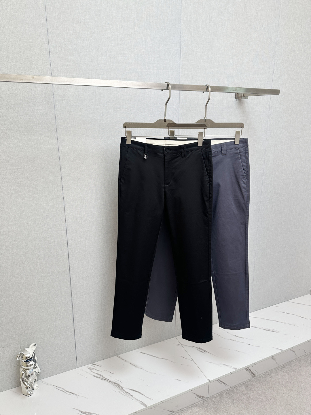NO:834566,GUCCI 2026 spring and summer new men's casual trousers, the final channel product has appeared!  !  Simultaneous sales at the counter!  It is no exaggeration to say that these trousers are products from the original OEM channel, not bragging about the original OEM. They are completely products from the domestic garment OEM officially authorized by Ermenegildo Zegna!  Therefore, the quantity and size ratio are extremely scarce, so you will earn money if you grab it!  The best pantsuits ever officially unveiled!  !  !  !  !  !  It has always been one of the must-have accessories for successful business people!  The brand's high-end style and powerful aura are not easily surpassed by everyone. No matter which season the style is, it is the standard of temperament!  However, the fabric style is between business casual and daily wear. Customized original hardware and logo accessories!  To be able to design a pair of trousers so suitable for the general public, we can only focus on men's business casual wear. Whether you are wearing it for casual occasions or business occasions, this style can be matched just right. To wear it, you must wear it well and be able to wear it according to your own taste!  Pants that give yourself unlimited bonus points!  Size 29-38,,gucci,zegna,19860909GUCCI 2026春夏新款男士休闲西裤,压轴的渠道货出现了！！柜台同步销售！ 毫不夸张的说,此款裤装是原厂代工渠道的货,并不是吹牛的原厂代工,完全是由杰尼亚官方授权的国内成衣代工厂出来的产品！所以数量跟尺码配比都极度紧缺,抢到就是赚到！最好的裤装正式揭幕！！！！！！从来都是成功商务人士的专属必备行头之一！品牌高级的格调以及自带强大的气场并不是所有人都能轻易凌驾的.无论哪季的款式都是都是气质标配！但是面料版型又介乎于商务休闲跟日常穿着之间,定制原版五金logo辅料配件！能将一款裤装设计到如此贴合大众穿着,也就只有专注于男装商务休闲 不论您是休闲场合穿搭,或者商务场合此款都能搭配的恰到好处要穿,就必须穿好的,能穿出属于自己品味的！给自己无限加分的裤子！尺码29—38,,gucci,zegna,,Men's clothing