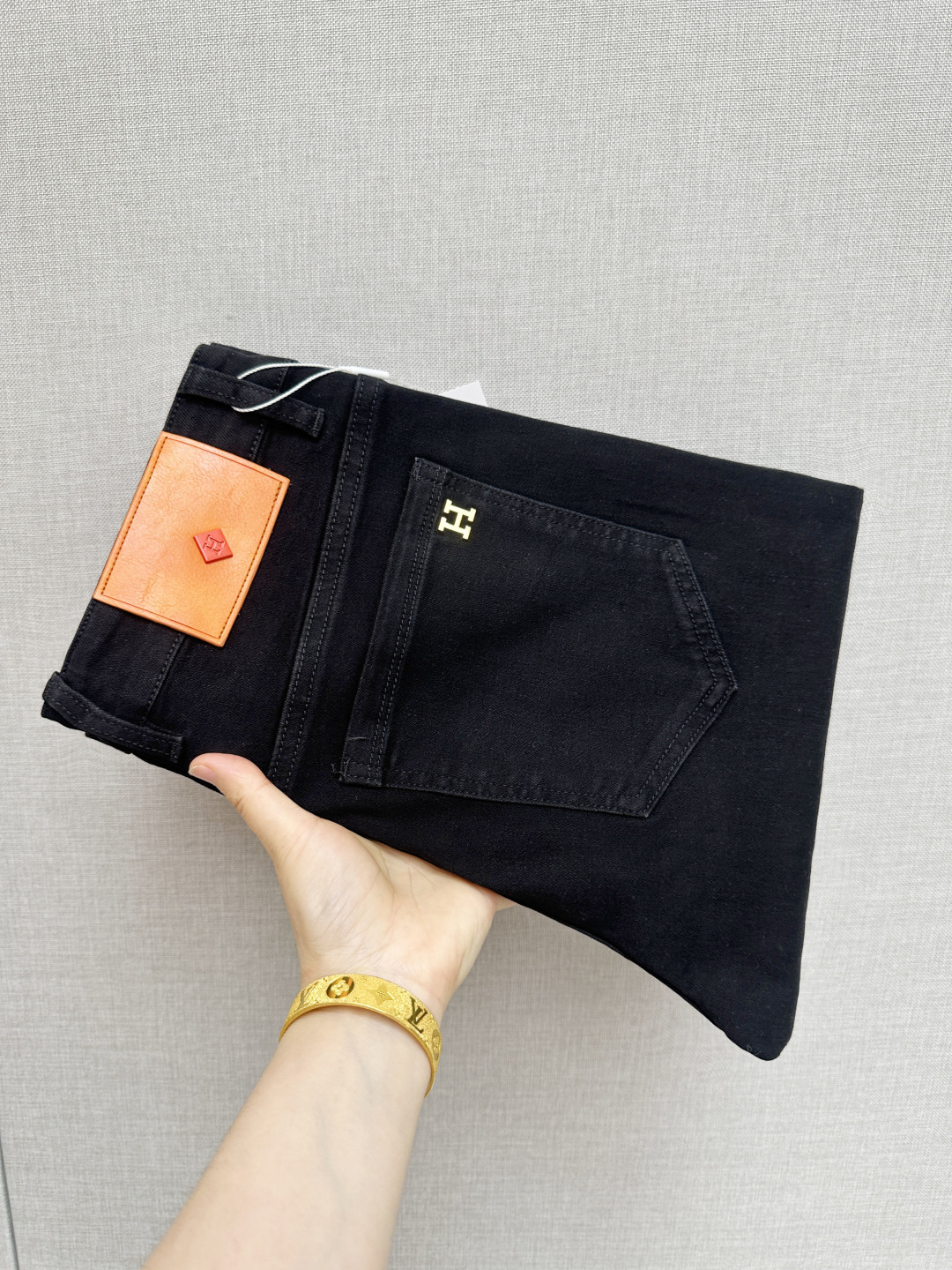 NO:936453,H Home's new products at the counter, original jeans are made by heavy industry, the brand's classic LOGO design, complete with three standards!  Original hardware accessories. Customized denim fabrics at the counter, completely matched to the counter. You are welcome to try it on at the counter before buying. Don’t be afraid of comparing good products. Code number: 29-38,,jeans,19860909H家 专柜新品,原版牛仔裤 原版重工打造,品牌经典LOGO设计,三标齐全！原版五金辅料.专柜定制牛仔面料,完全对版专柜,欢迎专柜试穿后再购买,好货不怕比.码数:29-38,,jeans,,Men's clothing