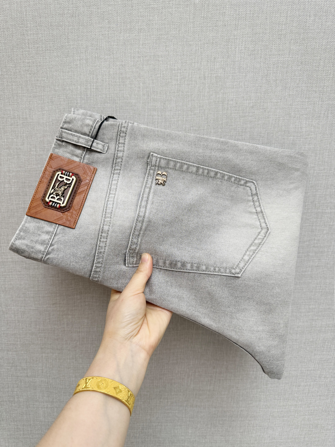 NO:936450,BURB's new counter products, original jeans are made by heavy industry, the brand's classic LOGO design, complete with three standards!  Original hardware accessories. Customized denim fabrics at the counter, completely matched to the counter. You are welcome to try it on at the counter before buying. Don’t be afraid of comparing good products. Size: 29-38, burberry, jeans,19860909BURB 专柜新品,原版牛仔裤 原版重工打造,品牌经典LOGO设计,三标齐全！原版五金辅料.专柜定制牛仔面料,完全对版专柜,欢迎专柜试穿后再购买,好货不怕比.码数:29-38,,burberry,jeans,,Men's clothing