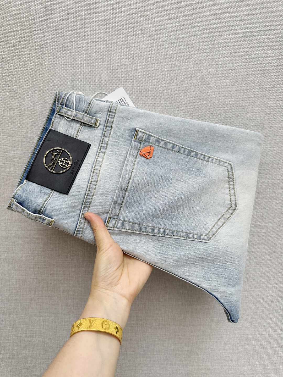NO:936447,H Home's new products at the counter, original jeans are made by heavy industry, the brand's classic LOGO design, complete with three standards!  Original hardware accessories. Customized denim fabrics at the counter, completely matched to the counter. You are welcome to try it on at the counter before buying. Don’t be afraid of comparing good products. Code number: 29-38,,jeans,19860909H家 专柜新品,原版牛仔裤 原版重工打造,品牌经典LOGO设计,三标齐全！原版五金辅料.专柜定制牛仔面料,完全对版专柜,欢迎专柜试穿后再购买,好货不怕比.码数:29-38,,jeans,,Men's clothing