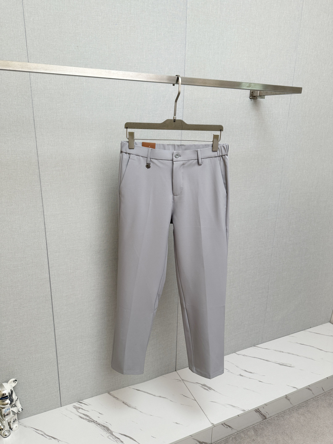 NO:849991,LP 1941 spring and summer new men's casual trousers, the final channel product has appeared!  !  Simultaneous sales at the counter!  It is no exaggeration to say that these trousers are products from the original OEM channel, not bragging about the original OEM. They are completely products from the domestic garment OEM officially authorized by Ermenegildo Zegna!  Therefore, the quantity and size ratio are extremely scarce, so you will earn money if you grab it!  The best pantsuits ever officially unveiled!  !  !  !  !  !  It has always been one of the must-have accessories for successful business people!  The brand's high-end style and powerful aura are not easily surpassed by everyone. No matter which season the style is, it is the standard of temperament!  However, the fabric style is between business casual and daily wear. Customized original hardware and logo accessories!  To be able to design a pair of trousers so suitable for the general public, we can only focus on men's business casual wear. Whether you are wearing it for casual occasions or business occasions, this style can be matched just right. To wear it, you must wear it well and be able to wear it according to your own taste!  Pants that give yourself unlimited bonus points!  Size 29-38,,loro piana,zegna,19860909LP 1941春夏新款男士休闲西裤,压轴的渠道货出现了！！柜台同步销售！ 毫不夸张的说,此款裤装是原厂代工渠道的货,并不是吹牛的原厂代工,完全是由杰尼亚官方授权的国内成衣代工厂出来的产品！所以数量跟尺码配比都极度紧缺,抢到就是赚到！最好的裤装正式揭幕！！！！！！从来都是成功商务人士的专属必备行头之一！品牌高级的格调以及自带强大的气场并不是所有人都能轻易凌驾的.无论哪季的款式都是都是气质标配！但是面料版型又介乎于商务休闲跟日常穿着之间,定制原版五金logo辅料配件！能将一款裤装设计到如此贴合大众穿着,也就只有专注于男装商务休闲 不论您是休闲场合穿搭,或者商务场合此款都能搭配的恰到好处要穿,就必须穿好的,能穿出属于自己品味的！给自己无限加分的裤子！尺码29—38,,loro piana,zegna,,Men's clothing