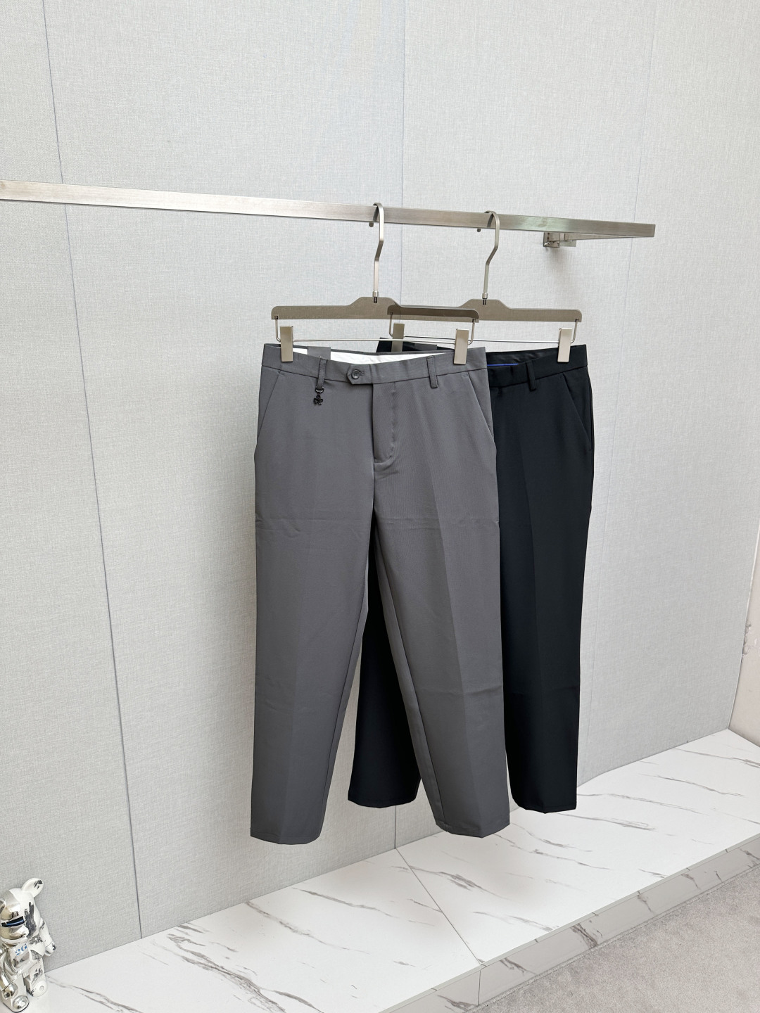 NO:849994,PRADA's new 2026 spring and summer men's casual trousers, the final channel product has appeared!  !  Simultaneous sales at the counter!  It is no exaggeration to say that these trousers are products from the original OEM channel, not bragging about the original OEM. They are completely products from the domestic garment OEM officially authorized by Ermenegildo Zegna!  Therefore, the quantity and size ratio are extremely scarce, so you will earn money if you grab it!  The best pantsuits ever officially unveiled!  !  !  !  !  !  It has always been one of the must-have accessories for successful business people!  The brand's high-end style and powerful aura are not easily surpassed by everyone. No matter which season the style is, it is the standard of temperament!  However, the fabric style is between business casual and daily wear. Customized original hardware and logo accessories!  To be able to design a pair of trousers so suitable for the general public, we can only focus on men's business casual wear. Whether you are wearing it for casual occasions or business occasions, this style can be matched just right. To wear it, you must wear it well and be able to wear it according to your own taste!  Pants that give yourself unlimited bonus points!  Size 29-38,,prada,zegna,19860909PRADA 2026春夏新款男士休闲西裤,压轴的渠道货出现了！！柜台同步销售！ 毫不夸张的说,此款裤装是原厂代工渠道的货,并不是吹牛的原厂代工,完全是由杰尼亚官方授权的国内成衣代工厂出来的产品！所以数量跟尺码配比都极度紧缺,抢到就是赚到！最好的裤装正式揭幕！！！！！！从来都是成功商务人士的专属必备行头之一！品牌高级的格调以及自带强大的气场并不是所有人都能轻易凌驾的.无论哪季的款式都是都是气质标配！但是面料版型又介乎于商务休闲跟日常穿着之间,定制原版五金logo辅料配件！能将一款裤装设计到如此贴合大众穿着,也就只有专注于男装商务休闲 不论您是休闲场合穿搭,或者商务场合此款都能搭配的恰到好处要穿,就必须穿好的,能穿出属于自己品味的！给自己无限加分的裤子！尺码29—38,,prada,zegna,,Men's clothing