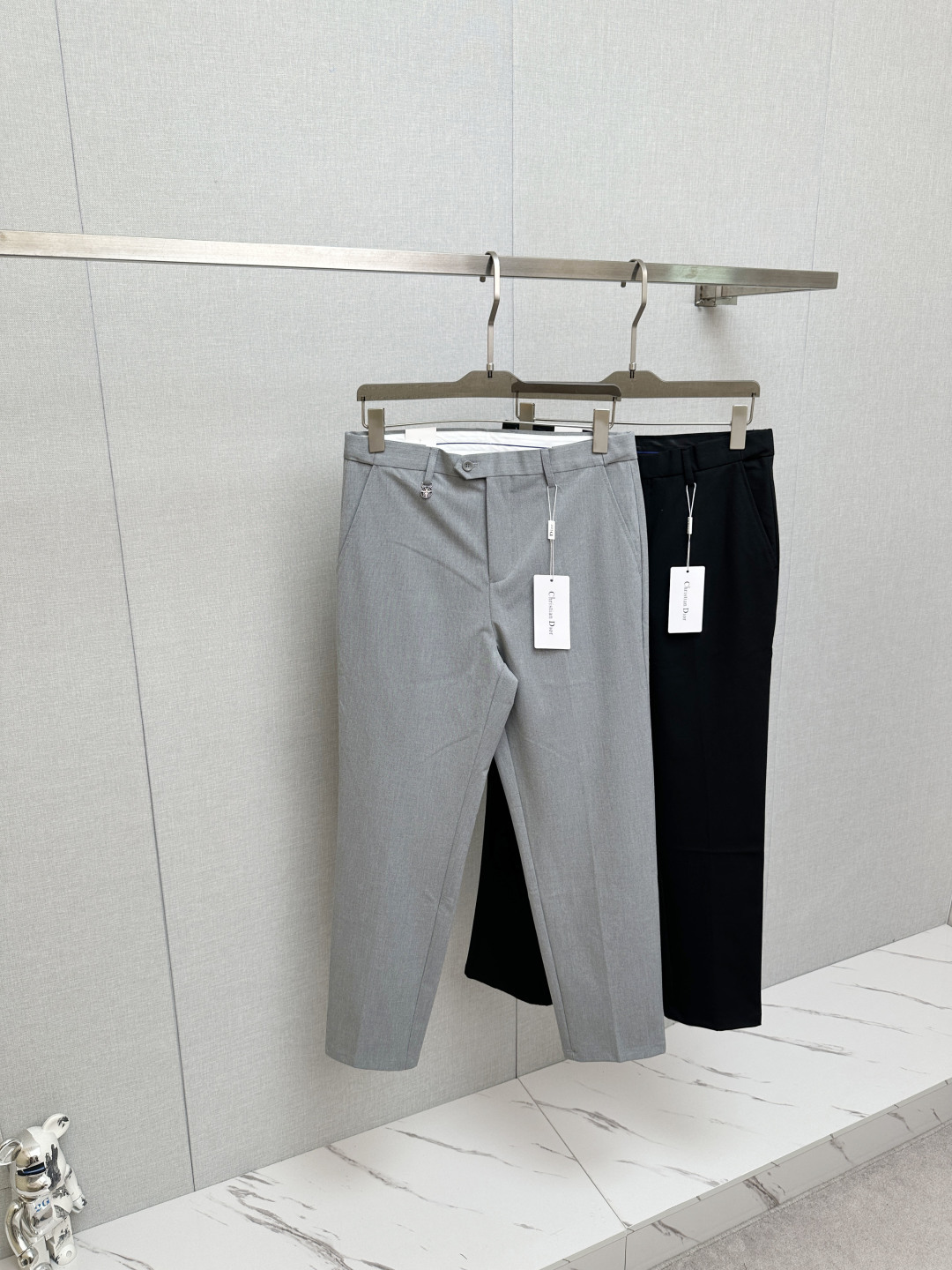 NO:849997,CD 2026 spring and summer new men's casual trousers, the final channel product has appeared!  !  Simultaneous sales at the counter!  It is no exaggeration to say that these trousers are products from the original OEM channel, not bragging about the original OEM. They are completely products from the domestic garment OEM officially authorized by Ermenegildo Zegna!  Therefore, the quantity and size ratio are extremely scarce, so you will earn money if you grab it!  The best pantsuits ever officially unveiled!  !  !  !  !  !  It has always been one of the must-have accessories for successful business people!  The brand's high-end style and powerful aura are not easily surpassed by everyone. No matter which season the style is, it is the standard of temperament!  However, the fabric style is between business casual and daily wear. Customized original hardware and logo accessories!  To be able to design a pair of trousers so suitable for the general public, we can only focus on men's business casual wear. Whether you are wearing it for casual occasions or business occasions, this style can be matched just right. To wear it, you must wear it well and be able to wear it according to your own taste!  Pants that give yourself unlimited bonus points!  Size 29-38,,zegna,19860909CD 2026春夏新款男士休闲西裤,压轴的渠道货出现了！！柜台同步销售！ 毫不夸张的说,此款裤装是原厂代工渠道的货,并不是吹牛的原厂代工,完全是由杰尼亚官方授权的国内成衣代工厂出来的产品！所以数量跟尺码配比都极度紧缺,抢到就是赚到！最好的裤装正式揭幕！！！！！！从来都是成功商务人士的专属必备行头之一！品牌高级的格调以及自带强大的气场并不是所有人都能轻易凌驾的.无论哪季的款式都是都是气质标配！但是面料版型又介乎于商务休闲跟日常穿着之间,定制原版五金logo辅料配件！能将一款裤装设计到如此贴合大众穿着,也就只有专注于男装商务休闲 不论您是休闲场合穿搭,或者商务场合此款都能搭配的恰到好处要穿,就必须穿好的,能穿出属于自己品味的！给自己无限加分的裤子！尺码29—38,,zegna,,Men's clothing