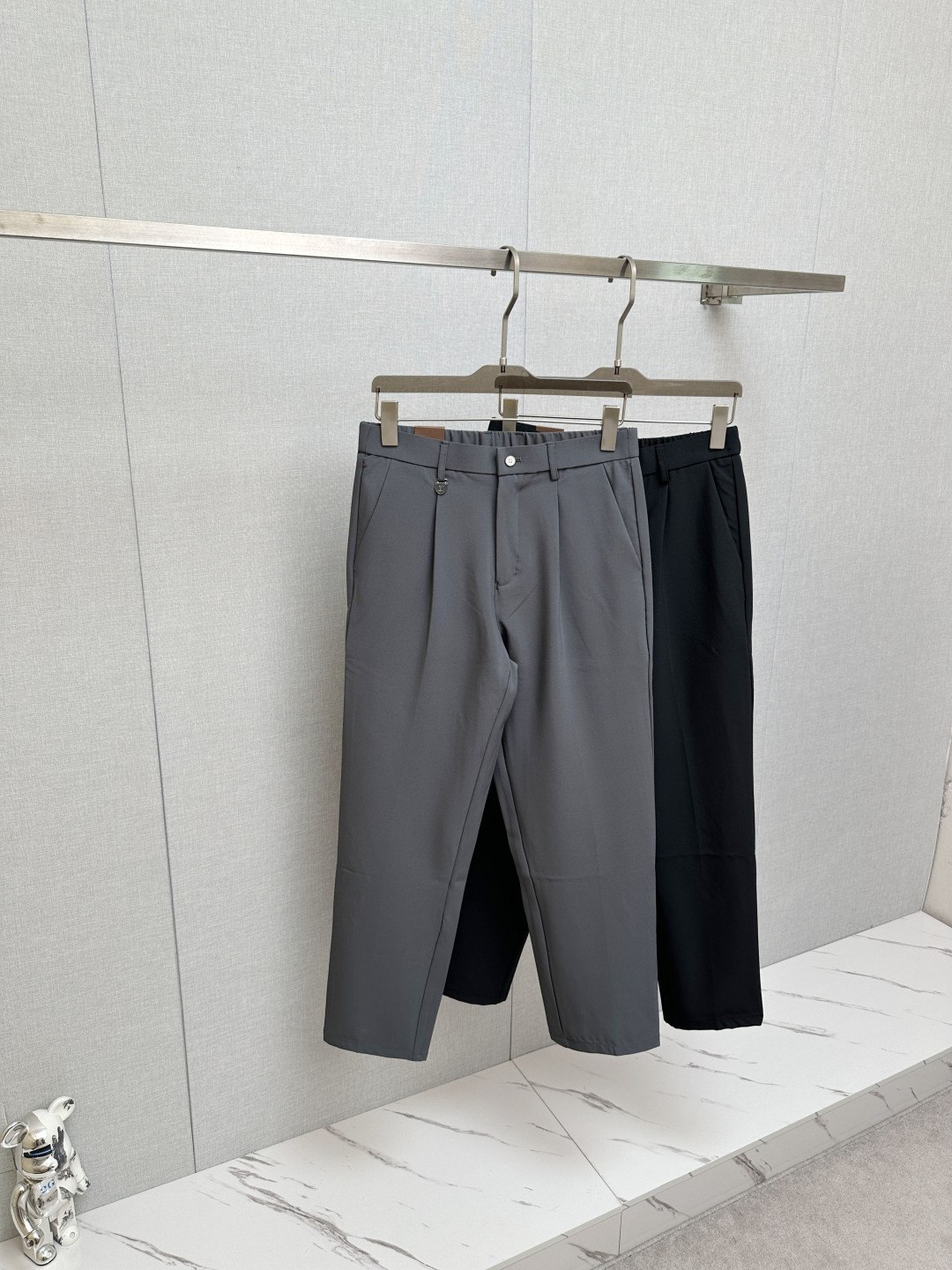 NO:850000,LV 2026 spring and summer new men's casual trousers, the final channel product has appeared!  !  Simultaneous sales at the counter!  It is no exaggeration to say that these trousers are products from the original OEM channel, not bragging about the original OEM. They are completely products from the domestic garment OEM officially authorized by Ermenegildo Zegna!  Therefore, the quantity and size ratio are extremely scarce, so you will earn money if you grab it!  The best pantsuits ever officially unveiled!  !  !  !  !  !  It has always been one of the must-have accessories for successful business people!  The brand's high-end style and powerful aura are not easily surpassed by everyone. No matter which season the style is, it is the standard of temperament!  However, the fabric style is between business casual and daily wear. Customized original hardware and logo accessories!  To be able to design a pair of trousers so suitable for the general public, we can only focus on men's business casual wear. Whether you are wearing it for casual occasions or business occasions, this style can be matched just right. To wear it, you must wear it well and be able to wear it according to your own taste!  Pants that give yourself unlimited bonus points!  Size 29-38,,louis vuitton,zegna,19860909LV 2026春夏新款男士休闲西裤,压轴的渠道货出现了！！柜台同步销售！ 毫不夸张的说,此款裤装是原厂代工渠道的货,并不是吹牛的原厂代工,完全是由杰尼亚官方授权的国内成衣代工厂出来的产品！所以数量跟尺码配比都极度紧缺,抢到就是赚到！最好的裤装正式揭幕！！！！！！从来都是成功商务人士的专属必备行头之一！品牌高级的格调以及自带强大的气场并不是所有人都能轻易凌驾的.无论哪季的款式都是都是气质标配！但是面料版型又介乎于商务休闲跟日常穿着之间,定制原版五金logo辅料配件！能将一款裤装设计到如此贴合大众穿着,也就只有专注于男装商务休闲 不论您是休闲场合穿搭,或者商务场合此款都能搭配的恰到好处要穿,就必须穿好的,能穿出属于自己品味的！给自己无限加分的裤子！尺码29—38,,louis vuitton,zegna,,Men's clothing