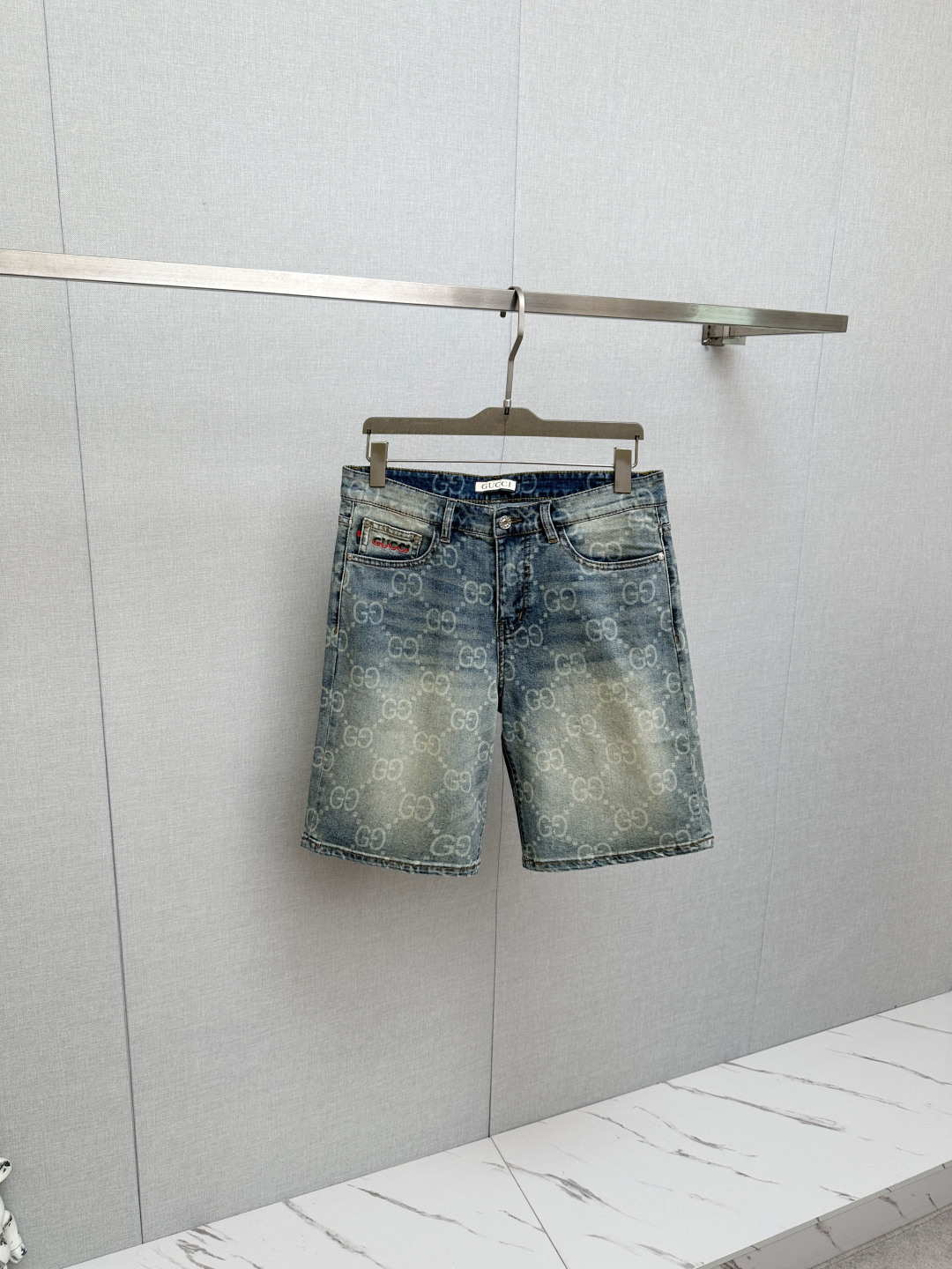 NO:850003,GUCCI popular shorts 2026ss new men's denim shorts, high-end version!  Custom-made fabrics at the counter are highly breathable and comfortable, with impeccable details. The brand design concept reflects high quality. It feels delicate and soft!  It presents a casual cut and the upper body shape is awesome!  Size M-3XL,,gucci,shorts,19860909GUCCI 爆款短裤2026ss新款男士牛仔短裤,高端版本！专柜定制面料 透气舒适度高,细节无可挑剔,品牌设计理念,体现高品质.手感细腻柔软！呈现休闲裁剪,上身版型超赞！码数M-3XL,,gucci,shorts,,Men's clothing