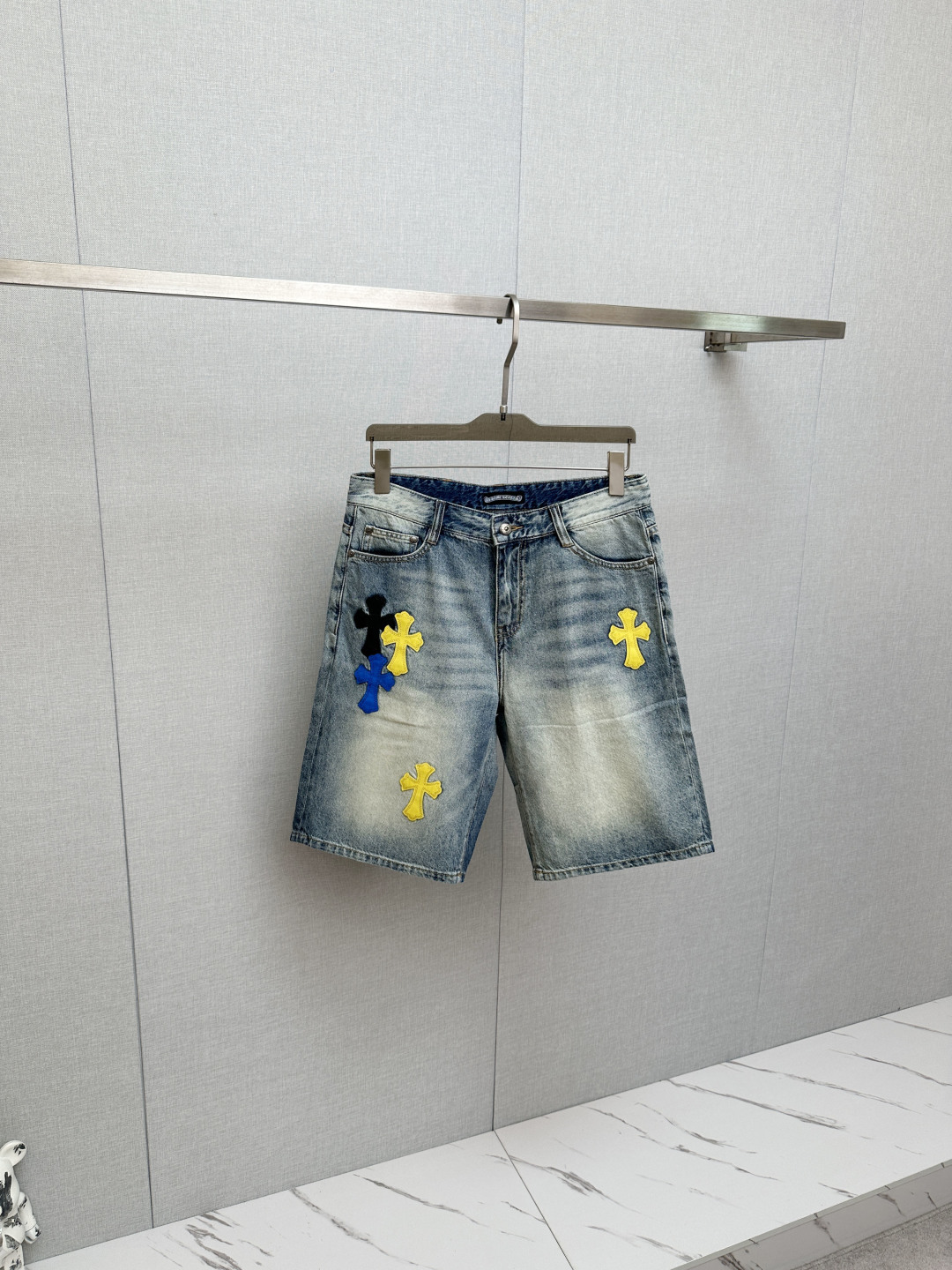 NO:850006,Kroxin popular shorts 2026ss new men's denim shorts, high-end version!  Custom-made fabrics at the counter are highly breathable and comfortable, with impeccable details. The brand design concept reflects high quality. It feels delicate and soft!  It presents a casual cut and the upper body shape is awesome!  Size M-3XL,,chrome hearts,shorts,19860909克罗心 爆款短裤2026ss新款男士牛仔短裤,高端版本！专柜定制面料 透气舒适度高,细节无可挑剔,品牌设计理念,体现高品质.手感细腻柔软！呈现休闲裁剪,上身版型超赞！码数M-3XL,,chrome hearts,shorts,,Men's clothing