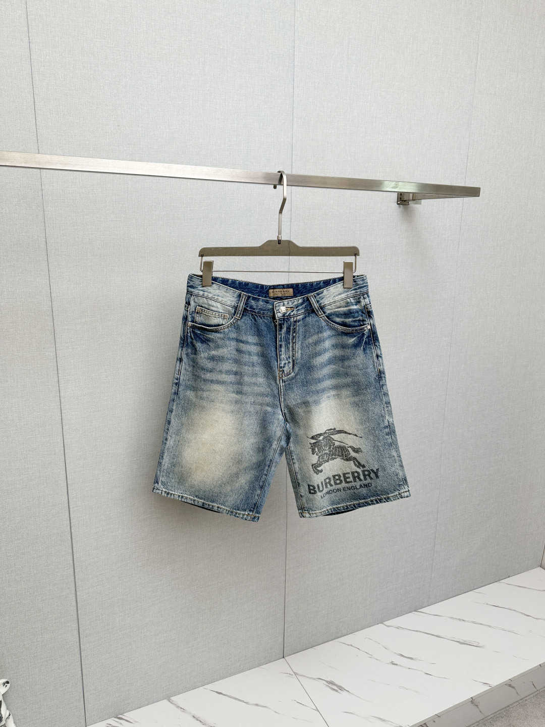 NO:850009,BURB popular shorts 2026ss new men's denim shorts, high-end version!  Custom-made fabrics at the counter are highly breathable and comfortable, with impeccable details. The brand design concept reflects high quality. It feels delicate and soft!  It presents a casual cut and the upper body shape is awesome!  Size M-3XL,,burberry,shorts,19860909BURB 爆款短裤2026ss新款男士牛仔短裤,高端版本！专柜定制面料 透气舒适度高,细节无可挑剔,品牌设计理念,体现高品质.手感细腻柔软！呈现休闲裁剪,上身版型超赞！码数M-3XL,,burberry,shorts,,Men's clothing