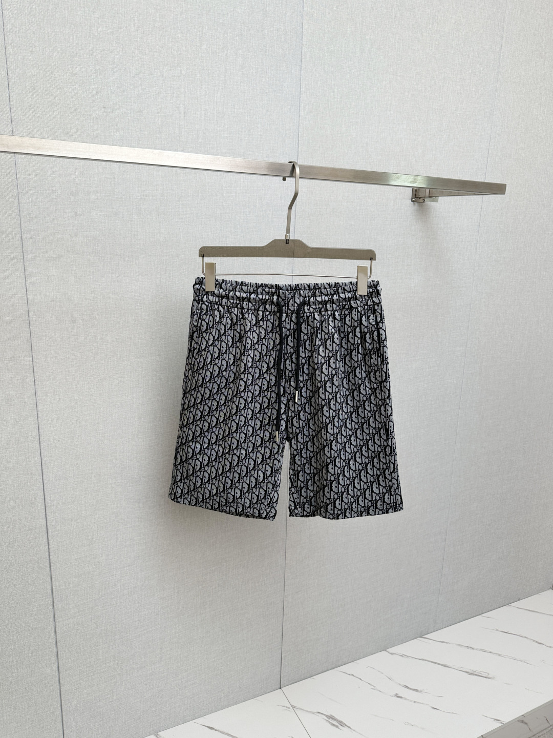 NO:850013,DIOR popular shorts 2026ss new men's casual shorts, high-end version!  Custom-made fabrics at the counter are highly breathable and comfortable, with impeccable details. The brand design concept reflects high quality. It feels delicate and soft!  It presents a casual cut and the upper body shape is awesome!  Size M-3XL,,dior,shorts,19860909DIOR 爆款短裤2026ss新款男士休闲短裤,高端版本！专柜定制面料 透气舒适度高,细节无可挑剔,品牌设计理念,体现高品质.手感细腻柔软！呈现休闲裁剪,上身版型超赞！码数M-3XL,,dior,shorts,,Men's clothing