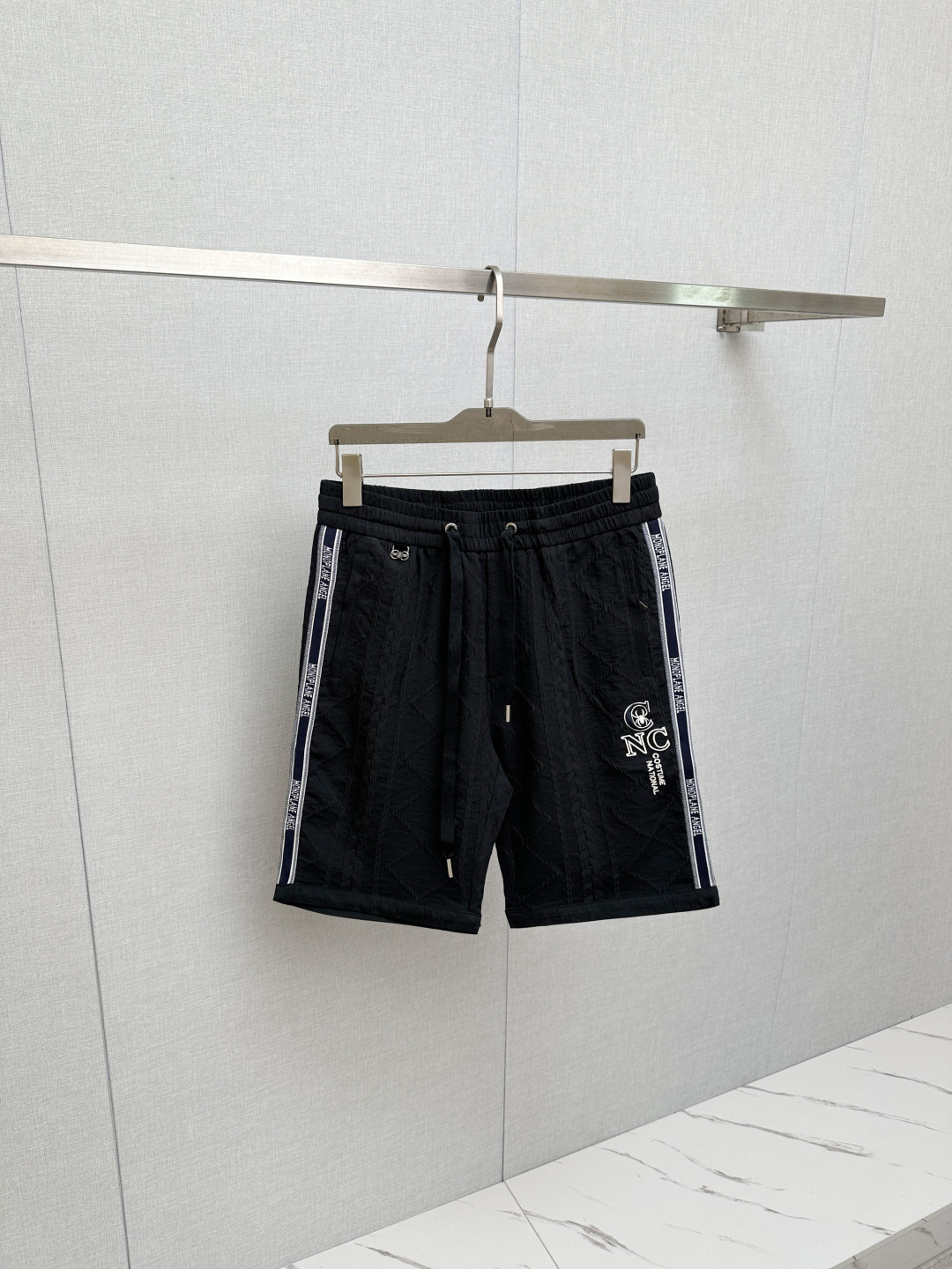 NO:850011,Hot shorts 2026ss new men's casual shorts, high-end version!  Custom-made fabrics at the counter are highly breathable and comfortable, with impeccable details. The brand design concept reflects high quality. It feels delicate and soft!  It presents a casual cut and the upper body shape is awesome!  Size M-3XL,,shorts,19860909爆款短裤2026ss新款男士休闲短裤,高端版本！专柜定制面料 透气舒适度高,细节无可挑剔,品牌设计理念,体现高品质.手感细腻柔软！呈现休闲裁剪,上身版型超赞！码数M-3XL,,shorts,,Men's clothing