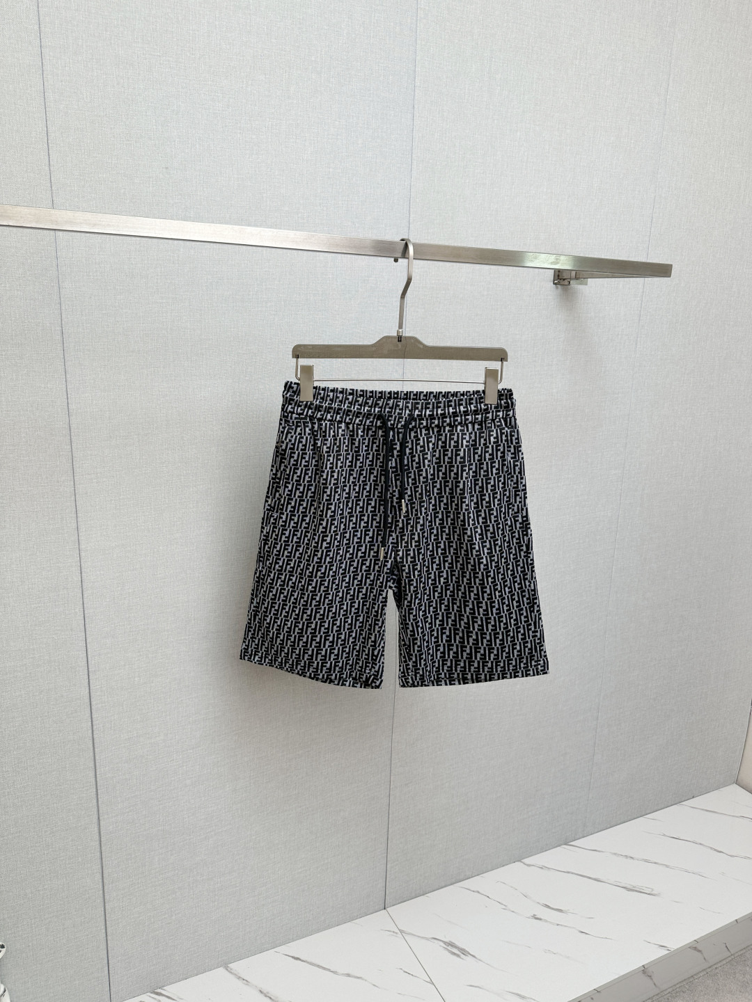 NO:850015,Fendi Fendi popular shorts 2026ss new men's casual shorts, high-end version!  Custom-made fabrics at the counter are highly breathable and comfortable, with impeccable details. The brand design concept reflects high quality. It feels delicate and soft!  It presents a casual cut and the upper body shape is awesome!  Size M-3XL,,fendi,fendi,shorts,19860909Fendi 芬迪 爆款短裤2026ss新款男士休闲短裤,高端版本！专柜定制面料 透气舒适度高,细节无可挑剔,品牌设计理念,体现高品质.手感细腻柔软！呈现休闲裁剪,上身版型超赞！码数M-3XL,,fendi,fendi,shorts,,Men's clothing