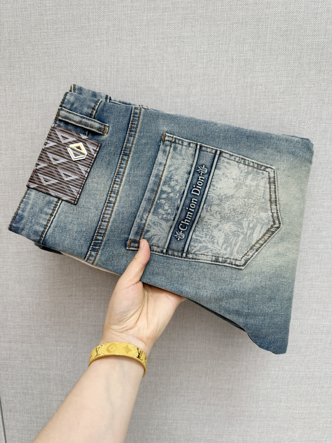 NO:836559,CD official website counters are available at the same time, the original order is very good, a super stylish pair of jeans, customized original washed denim fabric, unique design, top-notch printing technology letter pattern logo, original hardware accessories decoration, an extremely outstanding pair of jeans, the materials and craftsmanship are extremely luxurious and exquisite, extremely high-grade, handsome and stylish upper body, recommended, code number 29-36,,jeans,19860909CD 官网专柜同步有售,原单狠货,超级有范儿的一款牛仔裤,定制原版水洗牛仔面料,独特设计,顶级印花工艺字母图案logo,原版五金辅料装饰,极为翘楚的一款牛仔裤,用料与工艺都极致奢华精湛,档次极高,上身帅气有型,推荐,码数29—36,,jeans,,Men's clothing
