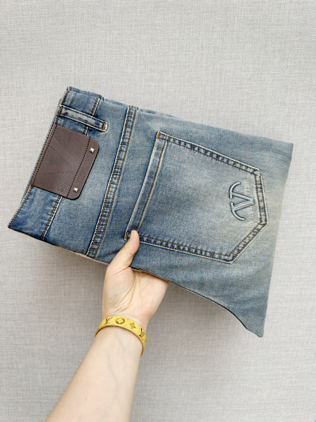 NO:836574,The official website counter is on sale at the same time, the original order is very good, a super stylish pair of jeans, customized original washed denim fabric, unique design, top-notch printing technology letter pattern logo, original hardware accessories decoration, an extremely outstanding pair of jeans, the materials and craftsmanship are extremely luxurious and exquisite, extremely high-grade, handsome and stylish upper body, recommended, code number 29-36,,jeans,19860909官网专柜同步有售,原单狠货,超级有范儿的一款牛仔裤,定制原版水洗牛仔面料,独特设计,顶级印花工艺字母图案logo,原版五金辅料装饰,极为翘楚的一款牛仔裤,用料与工艺都极致奢华精湛,档次极高,上身帅气有型,推荐,码数29—36,,jeans,,Men's clothing