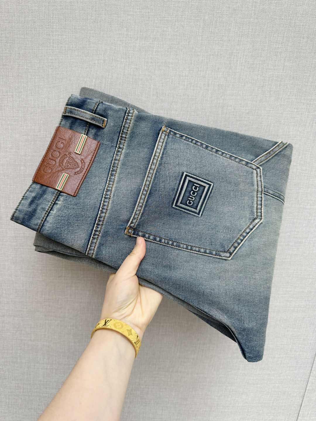 NO:836530,GUCCI official website counters are available at the same time, original goods, super stylish jeans, customized original washed denim fabric, unique design, top-notch printing technology letter pattern logo, original hardware accessories decoration, an extremely outstanding pair of jeans, the materials and craftsmanship are extremely luxurious and exquisite, extremely high-grade, handsome and stylish upper body, recommended, code number 29-36,, gucci, jeans,19860909GUCCI 官网专柜同步有售,原单狠货,超级有范儿的一款牛仔裤,定制原版水洗牛仔面料,独特设计,顶级印花工艺字母图案logo,原版五金辅料装饰,极为翘楚的一款牛仔裤,用料与工艺都极致奢华精湛,档次极高,上身帅气有型,推荐,码数29—36,,gucci,jeans,,Men's clothing
