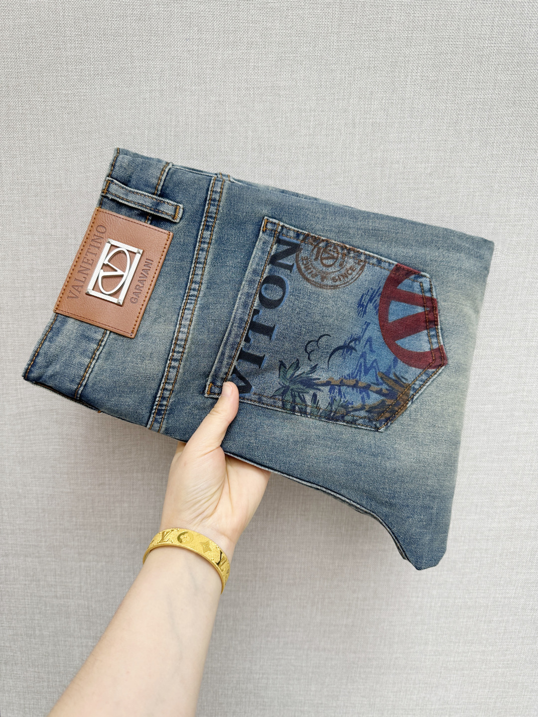NO:836553,Warren's official website counters are available at the same time, original goods, super stylish jeans, customized original washed denim fabric, unique design, top-notch printing technology letter pattern logo, original hardware accessories decoration, an extremely outstanding pair of jeans, the materials and craftsmanship are extremely luxurious and exquisite, extremely high-grade, handsome and stylish upper body, recommended, code number 29-38,, valentino, jeans,19860909华伦 官网专柜同步有售,原单狠货,超级有范儿的一款牛仔裤,定制原版水洗牛仔面料,独特设计,顶级印花工艺字母图案logo,原版五金辅料装饰,极为翘楚的一款牛仔裤,用料与工艺都极致奢华精湛,档次极高,上身帅气有型,推荐,码数29—38,,valentino,jeans,,Men's clothing