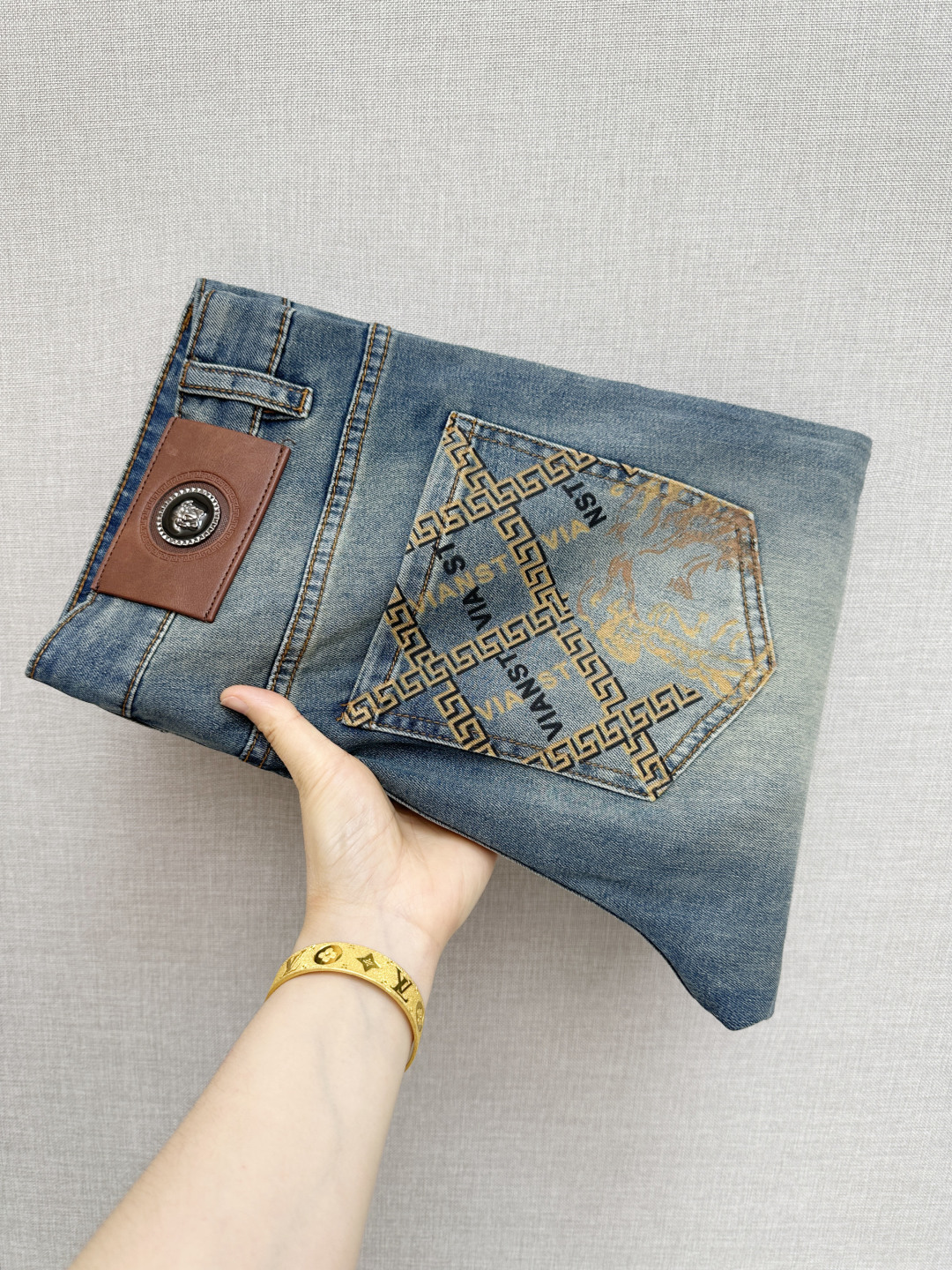 NO:836569,Versace's official website counters are available at the same time, original goods, super stylish jeans, customized original washed denim fabric, unique design, top-notch printing technology letter pattern logo, original hardware accessories decoration, an extremely outstanding pair of jeans, the materials and craftsmanship are extremely luxurious and exquisite, extremely high-grade, handsome and stylish upper body, recommended, code number 29-36,,versace,jeans,19860909范思哲 官网专柜同步有售,原单狠货,超级有范儿的一款牛仔裤,定制原版水洗牛仔面料,独特设计,顶级印花工艺字母图案logo,原版五金辅料装饰,极为翘楚的一款牛仔裤,用料与工艺都极致奢华精湛,档次极高,上身帅气有型,推荐,码数29—36,,versace,jeans,,Men's clothing