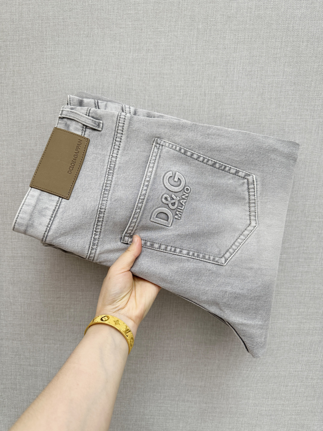 NO:836564,DG official website counters are available at the same time, the original order is very good, a super stylish pair of jeans, customized original washed denim fabric, unique design, top-notch printing technology letter pattern logo, original hardware accessories decoration, an extremely outstanding pair of jeans, the materials and craftsmanship are extremely luxurious and exquisite, extremely high-grade, handsome and stylish upper body, recommended, code number 29-36,,jeans,19860909DG 官网专柜同步有售,原单狠货,超级有范儿的一款牛仔裤,定制原版水洗牛仔面料,独特设计,顶级印花工艺字母图案logo,原版五金辅料装饰,极为翘楚的一款牛仔裤,用料与工艺都极致奢华精湛,档次极高,上身帅气有型,推荐,码数29—36,,jeans,,Men's clothing