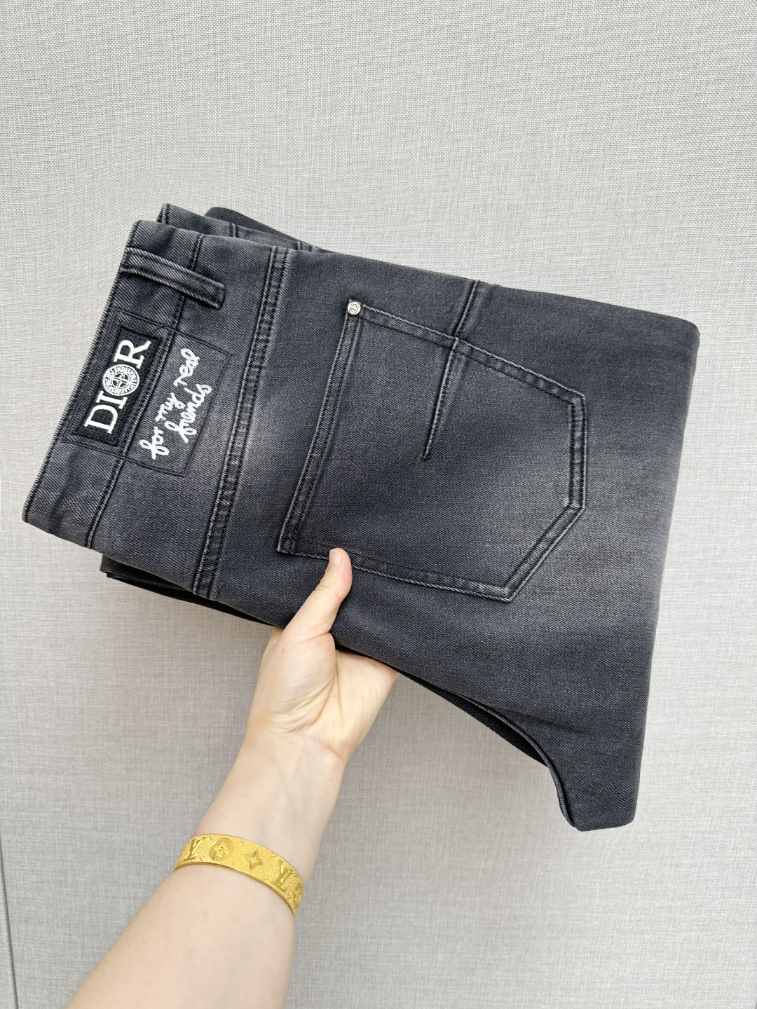 NO:836548,DIOR official website counters are available at the same time, original goods, super stylish jeans, customized original washed denim fabric, unique design, top-notch printing technology letter pattern logo, original hardware accessories decoration, an extremely outstanding pair of jeans, the materials and craftsmanship are extremely luxurious and exquisite, extremely high-grade, handsome and stylish upper body, recommended, code number 29-36,, dior, jeans,19860909DIOR 官网专柜同步有售,原单狠货,超级有范儿的一款牛仔裤,定制原版水洗牛仔面料,独特设计,顶级印花工艺字母图案logo,原版五金辅料装饰,极为翘楚的一款牛仔裤,用料与工艺都极致奢华精湛,档次极高,上身帅气有型,推荐,码数29—36,,dior,jeans,,Men's clothing