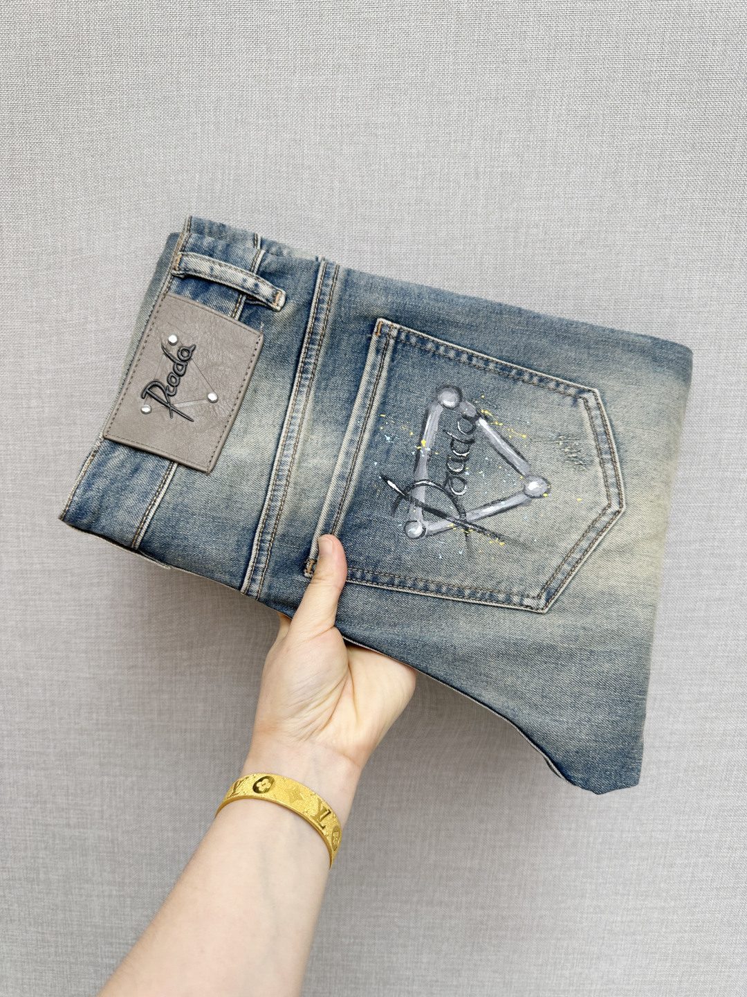 NO:918636,PRADA's official website counters are available at the same time, original goods, super stylish jeans, customized original washed denim fabric, unique design, top-notch printing technology letter pattern logo, original hardware accessories decoration, an extremely outstanding pair of jeans, the materials and craftsmanship are extremely luxurious and exquisite, extremely high-grade, handsome and stylish upper body, recommended, code number 29-38,, prada, jeans,19860909PRADA 官网专柜同步有售,原单狠货,超级有范儿的一款牛仔裤,定制原版水洗牛仔面料,独特设计,顶级印花工艺字母图案logo,原版五金辅料装饰,极为翘楚的一款牛仔裤,用料与工艺都极致奢华精湛,档次极高,上身帅气有型,推荐,码数29—38,,prada,jeans,,Men's clothing