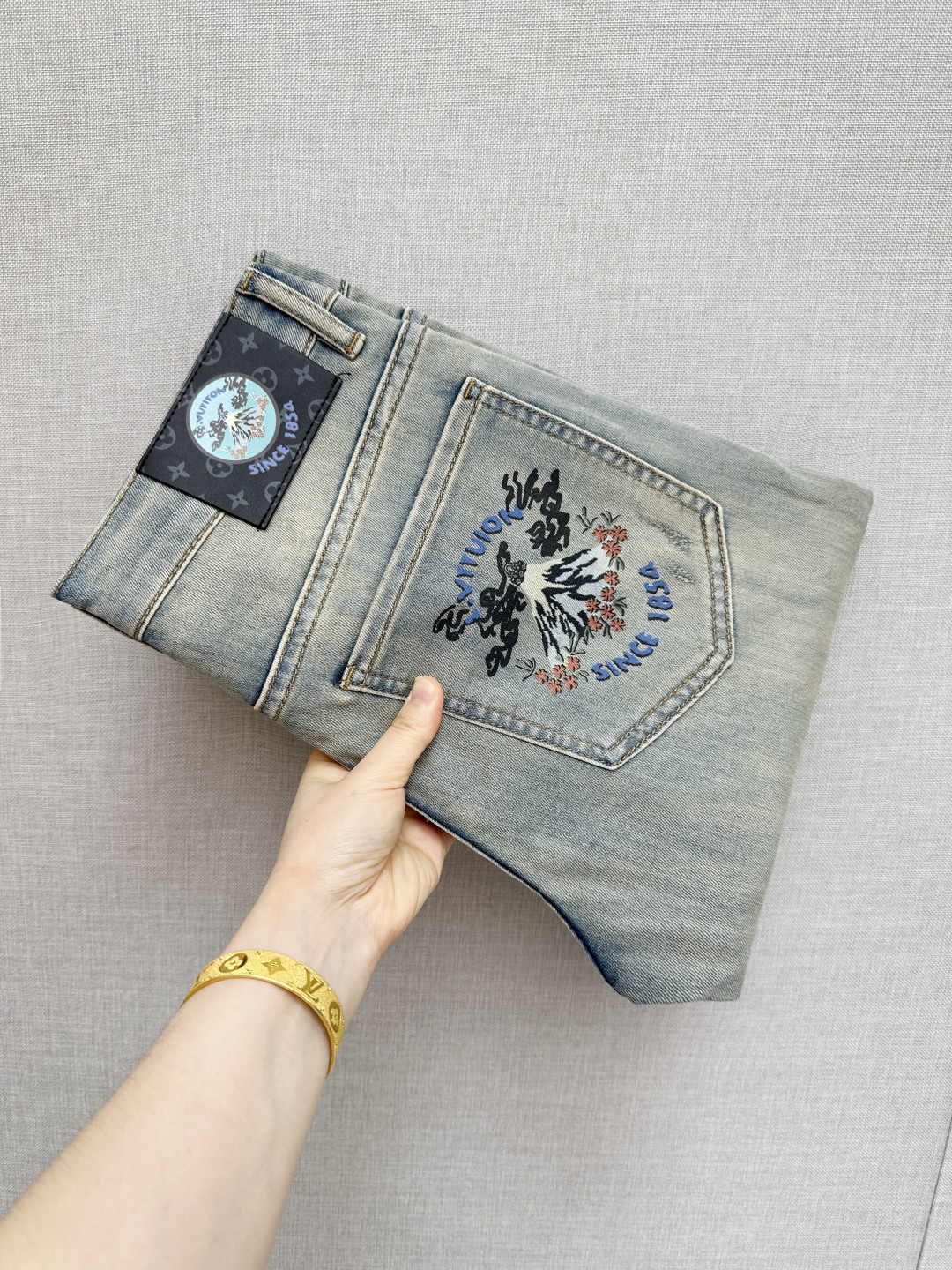 NO:918639,Available at the LV official website counter at the same time, original order, super stylish jeans, customized original washed denim fabric, unique design, top-notch printing technology letter pattern logo, original hardware accessories decoration, an extremely outstanding pair of jeans, the materials and craftsmanship are extremely luxurious and exquisite, extremely high-grade, handsome and stylish upper body, recommended, size 29-38, louis vuitton, jeans,19860909LV 官网专柜同步有售,原单狠货,超级有范儿的一款牛仔裤,定制原版水洗牛仔面料,独特设计,顶级印花工艺字母图案logo,原版五金辅料装饰,极为翘楚的一款牛仔裤,用料与工艺都极致奢华精湛,档次极高,上身帅气有型,推荐,码数29—38,,louis vuitton,jeans,,Men's clothing