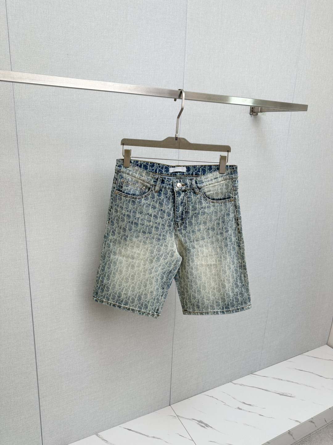 NO:836535,DIOR official website counters are available at the same time, the original order is very good, a super stylish denim shorts, customized original washed denim fabric, unique design, top-notch printing technology letter pattern logo, original hardware accessories decoration, an extremely outstanding pair of jeans, the materials and craftsmanship are extremely luxurious and exquisite, extremely high-grade, handsome and stylish upper body, recommended, size M-3XL,, dior, shorts, jeans,19860909DIOR 官网专柜同步有售,原单狠货,超级有范儿的一款牛仔短裤 定制原版水洗牛仔面料,独特设计,顶级印花工艺字母图案logo,原版五金辅料装饰,极为翘楚的一款牛仔裤,用料与工艺都极致奢华精湛,档次极高,上身帅气有型,推荐,码数M—3XL,,dior,shorts,jeans,,Men's clothing