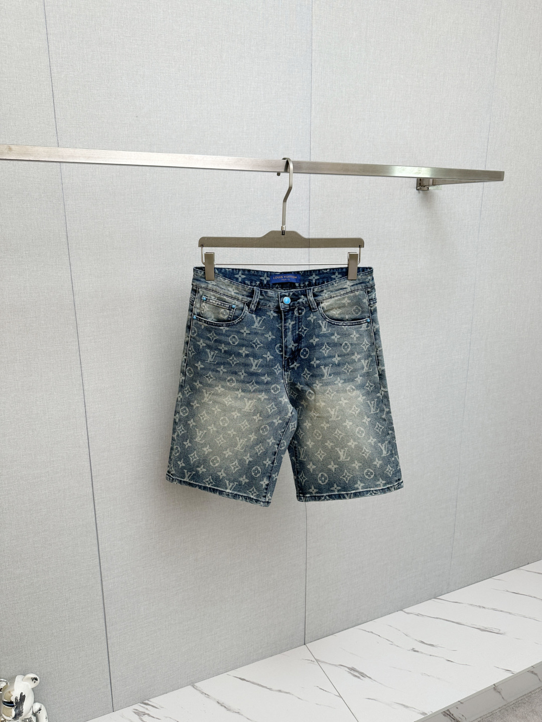 NO:836539,Available at the LV official website counter at the same time, original order, super stylish denim shorts, customized original washed denim fabric, unique design, top-notch printing technology letter pattern logo, original hardware accessories decoration, extremely outstanding jeans, the materials and craftsmanship are extremely luxurious and exquisite, extremely high grade, handsome and stylish upper body, recommended, size M-3XL,, louis vuitton, shorts, jeans,19860909LV 官网专柜同步有售,原单狠货,超级有范儿的一款牛仔短裤 定制原版水洗牛仔面料,独特设计,顶级印花工艺字母图案logo,原版五金辅料装饰,极为翘楚的一款牛仔裤,用料与工艺都极致奢华精湛,档次极高,上身帅气有型,推荐,码数M—3XL,,louis vuitton,shorts,jeans,,Men's clothing