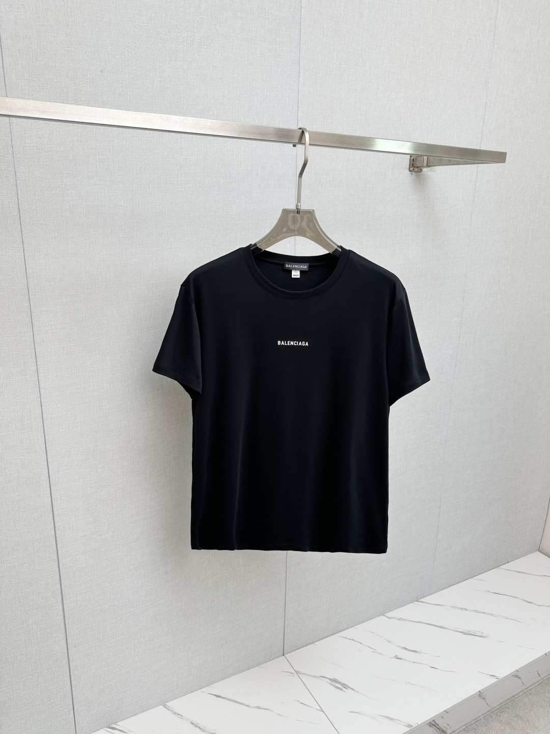 NO:836544,BAL 2026 new short-sleeved T-shirt!  Same style for men and women!  Fashionable and casual short-sleeved T-shirt with catwalk pattern!  Design a logo!  The highly designed and selected customer-supplied fabrics are soft to the touch, comfortable to wear and breathable. The real thing will definitely make you fall in love with it!  Non-sexist couples can wear mixed styles to open up a new fashion style!  Distinguishing market version, high-definition series!  Size M-3XL,,T-shirt,tees,t-shirt,19860909BAL 2026新款短袖T恤！男女同款！走秀图案时尚休闲短袖T恤衫！设计logo设计！极具设计精选客供面料,手感柔软亲肤,着身舒适透气性都无法挑剔,实物绝对会让你爱不释手！无性别主义的情侣混穿款式,打开全新的时装新韵味！区别市场版本,高定系列！尺码M-3XL,,T-shirt,tees，t-shirt,,Men's clothing