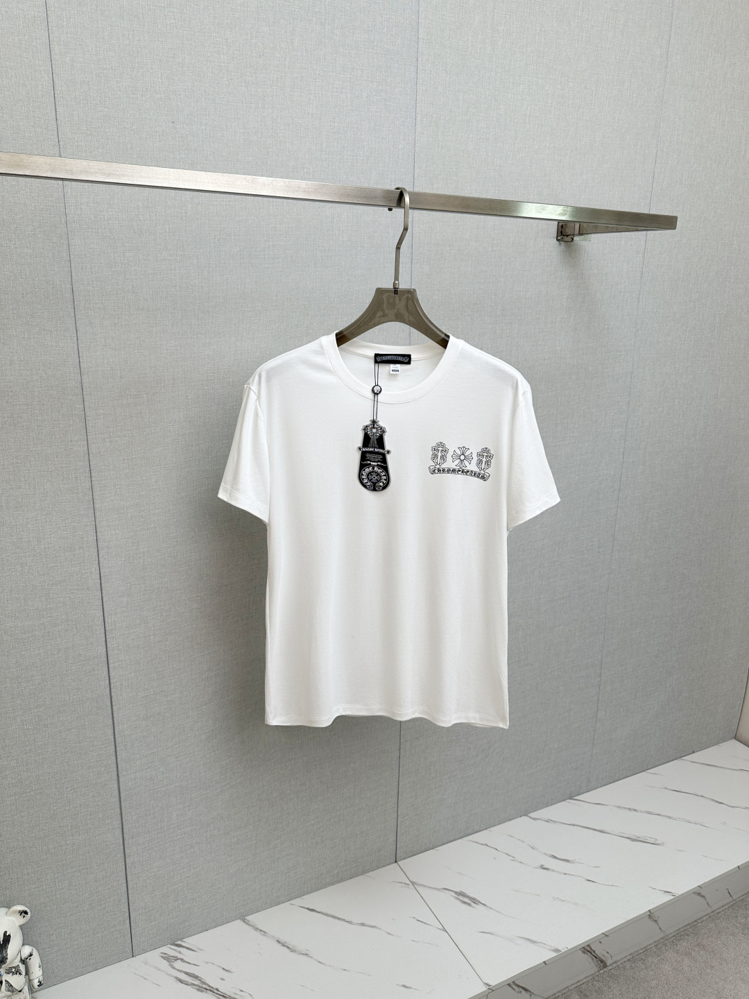 NO:836549,Crow 2026 new short-sleeved T-shirt!  Same style for men and women!  Fashionable and casual short-sleeved T-shirt with catwalk pattern!  Design a logo!  The highly designed and selected customer-supplied fabrics are soft to the touch, comfortable to wear and breathable. The real thing will definitely make you fall in love with it!  Non-sexist couples can wear mixed styles to open up a new fashion style!  Distinguishing market version, high-definition series!  Size M-3XL,,chrome hearts,T-shirt,tees,t-shirt,19860909克罗 2026新款短袖T恤！男女同款！走秀图案时尚休闲短袖T恤衫！设计logo设计！极具设计精选客供面料,手感柔软亲肤,着身舒适透气性都无法挑剔,实物绝对会让你爱不释手！无性别主义的情侣混穿款式,打开全新的时装新韵味！区别市场版本,高定系列！尺码M-3XL,,chrome hearts,T-shirt,tees，t-shirt,,Men's clothing