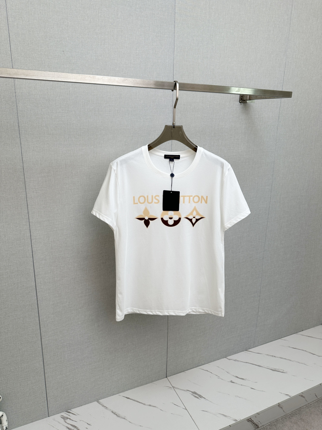 NO:836554,LV 2026 new short-sleeved T-shirt!  Same style for men and women!  Fashionable and casual short-sleeved T-shirt with catwalk pattern!  Design a logo!  The highly designed and selected customer-supplied fabrics are soft to the touch, comfortable to wear and breathable. The real thing will definitely make you fall in love with it!  Non-sexist couples can wear mixed styles to open up a new fashion style!  Distinguishing market version, high-definition series!  Size M-3XL,,louis vuitton,T-shirt,tees,t-shirt,19860909LV 2026新款短袖T恤！男女同款！走秀图案时尚休闲短袖T恤衫！设计logo设计！极具设计精选客供面料,手感柔软亲肤,着身舒适透气性都无法挑剔,实物绝对会让你爱不释手！无性别主义的情侣混穿款式,打开全新的时装新韵味！区别市场版本,高定系列！尺码M-3XL,,louis vuitton,T-shirt,tees，t-shirt,,Men's clothing