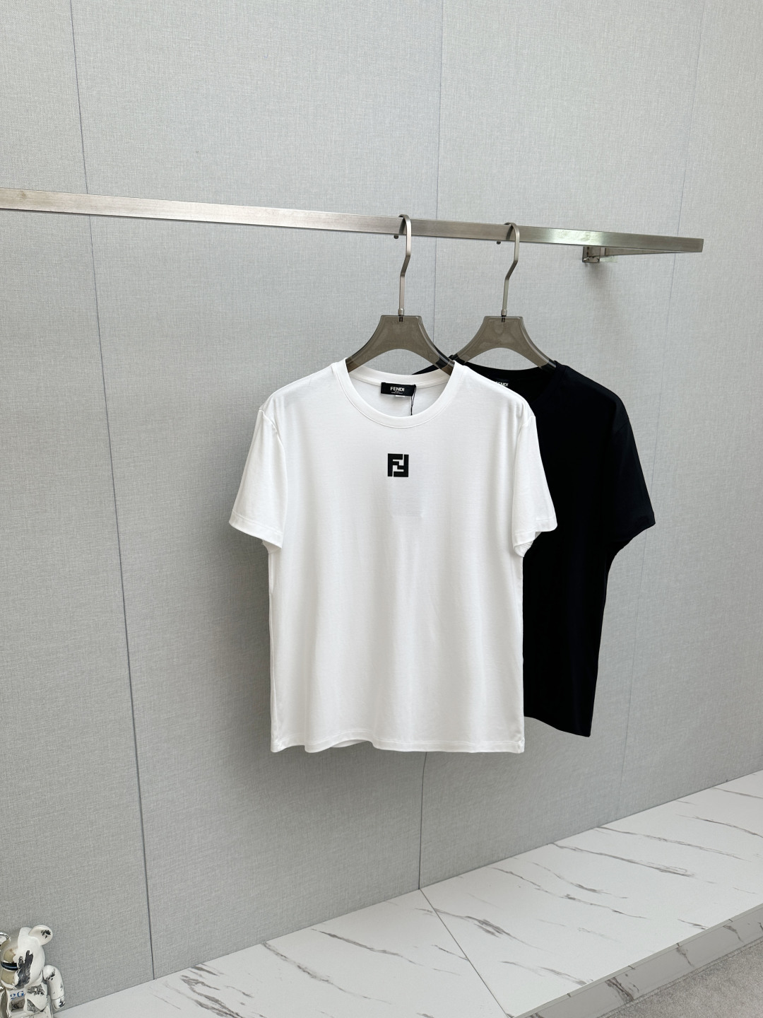 NO:836560,FD 2026 new short-sleeved T-shirt!  Same style for men and women!  Fashionable and casual short-sleeved T-shirt with catwalk pattern!  Design a logo!  The highly designed and selected customer-supplied fabrics are soft to the touch, comfortable to wear and breathable. The real thing will definitely make you fall in love with it!  Non-sexist couples can wear mixed styles to open up a new fashion style!  Distinguishing market version, high-definition series!  Size M-3XL,,T-shirt,tees,t-shirt,19860909FD 2026新款短袖T恤！男女同款！走秀图案时尚休闲短袖T恤衫！设计logo设计！极具设计精选客供面料,手感柔软亲肤,着身舒适透气性都无法挑剔,实物绝对会让你爱不释手！无性别主义的情侣混穿款式,打开全新的时装新韵味！区别市场版本,高定系列！尺码M-3XL,,T-shirt,tees，t-shirt,,Men's clothing