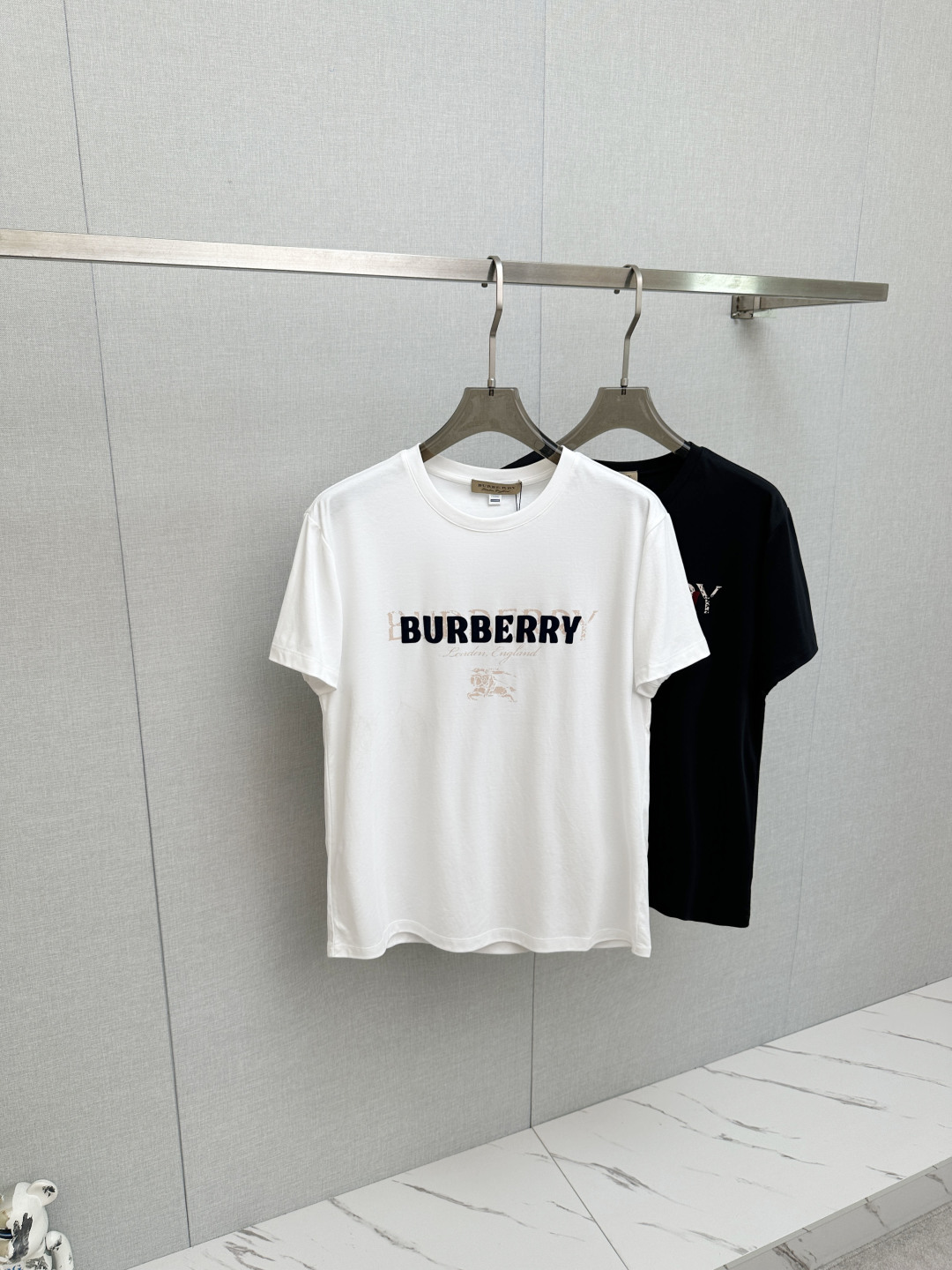 NO:836565,BURB 2026 new short-sleeved T-shirt!  Same style for men and women!  Fashionable and casual short-sleeved T-shirt with catwalk pattern!  Design a logo!  The highly designed and selected customer-supplied fabrics are soft to the touch, comfortable to wear and breathable. The real thing will definitely make you fall in love with it!  Non-sexist couples can wear mixed styles to open up a new fashion style!  Distinguishing market version, high-definition series!  Size M-3XL,,burberry,T-shirt,tees,t-shirt,19860909BURB 2026新款短袖T恤！男女同款！走秀图案时尚休闲短袖T恤衫！设计logo设计！极具设计精选客供面料,手感柔软亲肤,着身舒适透气性都无法挑剔,实物绝对会让你爱不释手！无性别主义的情侣混穿款式,打开全新的时装新韵味！区别市场版本,高定系列！尺码M-3XL,,burberry,T-shirt,tees，t-shirt,,Men's clothing