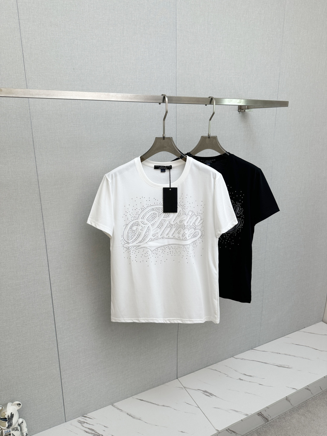 NO:836570,2026 new short-sleeved T-shirt!  Same style for men and women!  Fashionable and casual short-sleeved T-shirt with catwalk pattern!  Design a logo!  The highly designed and selected customer-supplied fabrics are soft to the touch, comfortable to wear and breathable. The real thing will definitely make you fall in love with it!  Non-sexist couples can wear mixed styles to open up a new fashion style!  Distinguishing market version, high-definition series!  Size M-3XL,,T-shirt,tees,t-shirt,198609092026新款短袖T恤！男女同款！走秀图案时尚休闲短袖T恤衫！设计logo设计！极具设计精选客供面料,手感柔软亲肤,着身舒适透气性都无法挑剔,实物绝对会让你爱不释手！无性别主义的情侣混穿款式,打开全新的时装新韵味！区别市场版本,高定系列！尺码M-3XL,,T-shirt,tees，t-shirt,,Men's clothing