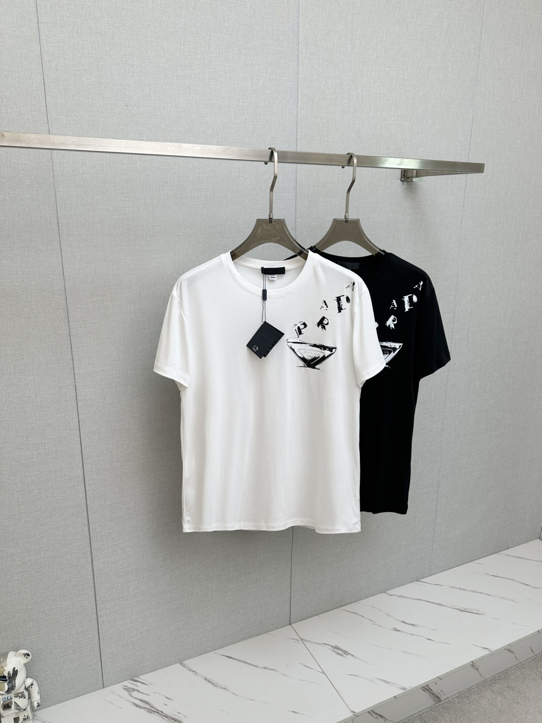NO:836575,PRADA 2026 new short-sleeved T-shirt!  Same style for men and women!  Fashionable and casual short-sleeved T-shirt with catwalk pattern!  Design a logo!  The highly designed and selected customer-supplied fabrics are soft to the touch, comfortable to wear and breathable. The real thing will definitely make you fall in love with it!  Non-sexist couples can wear mixed styles to open up a new fashion style!  Distinguishing market version, high-definition series!  Size M-3XL,,prada,T-shirt,tees,t-shirt,19860909PRADA 2026新款短袖T恤！男女同款！走秀图案时尚休闲短袖T恤衫！设计logo设计！极具设计精选客供面料,手感柔软亲肤,着身舒适透气性都无法挑剔,实物绝对会让你爱不释手！无性别主义的情侣混穿款式,打开全新的时装新韵味！区别市场版本,高定系列！尺码M-3XL,,prada,T-shirt,tees，t-shirt,,Men's clothing