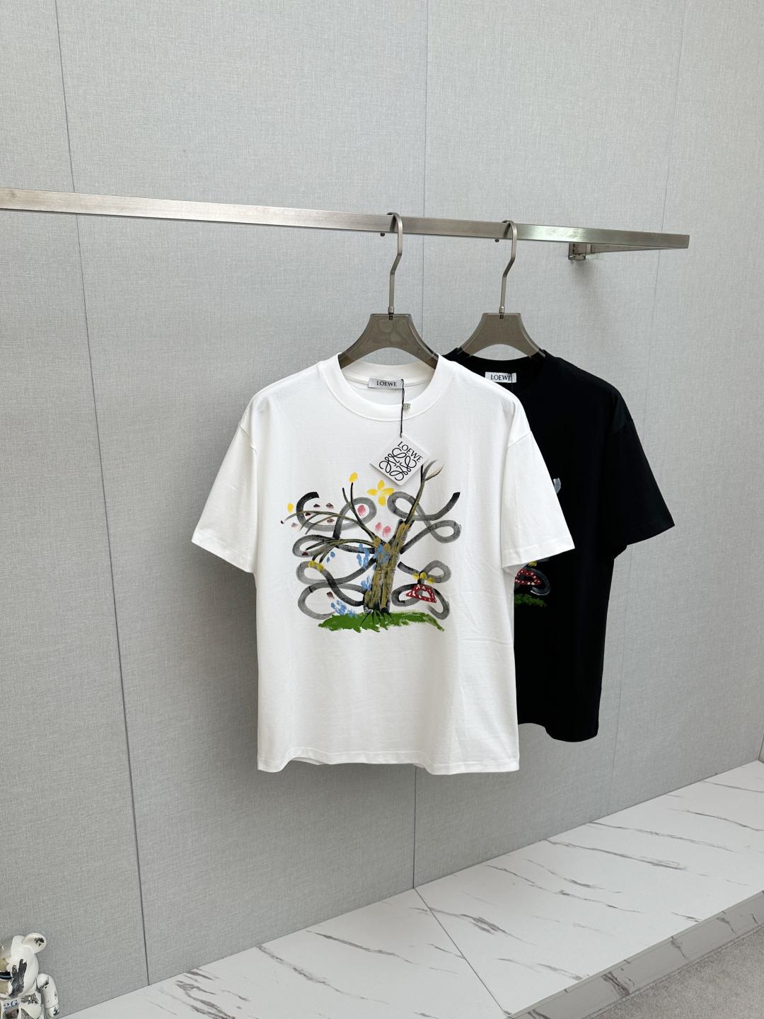 NO:836532,LOEWE 2026 new short-sleeved T-shirt!  Same style for men and women!  Fashionable and casual short-sleeved T-shirt with catwalk pattern!  Design a logo!  The highly designed and selected customer-supplied fabrics are soft to the touch, comfortable to wear and breathable. The real thing will definitely make you fall in love with it!  Non-sexist couples can wear mixed styles to open up a new fashion style!  Distinguishing market version, high-definition series!  Size S—3XL,,loewe,T-shirt,tees,t-shirt,19860909LOEWE 2026新款短袖T恤！男女同款！走秀图案时尚休闲短袖T恤衫！设计logo设计！极具设计精选客供面料,手感柔软亲肤,着身舒适透气性都无法挑剔,实物绝对会让你爱不释手！无性别主义的情侣混穿款式,打开全新的时装新韵味！区别市场版本,高定系列！尺码S—3XL,,loewe,T-shirt,tees，t-shirt,,Men's clothing
