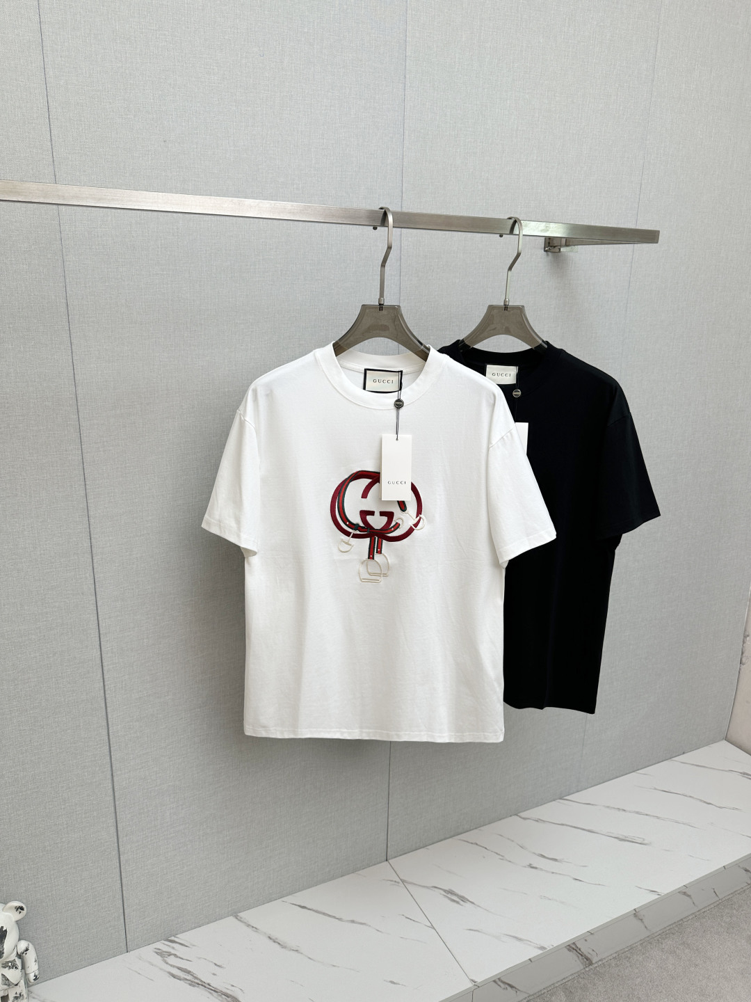 NO:836537,GUCCI 2026 new short-sleeved T-shirt!  Same style for men and women!  Fashionable and casual short-sleeved T-shirt with catwalk pattern!  Design a logo!  The highly designed and selected customer-supplied fabrics are soft to the touch, comfortable to wear and breathable. The real thing will definitely make you fall in love with it!  Non-sexist couples can wear mixed styles to open up a new fashion style!  Distinguishing market version, high-definition series!  Size S—3XL,,gucci,T-shirt,tees,t-shirt,19860909GUCCI 2026新款短袖T恤！男女同款！走秀图案时尚休闲短袖T恤衫！设计logo设计！极具设计精选客供面料,手感柔软亲肤,着身舒适透气性都无法挑剔,实物绝对会让你爱不释手！无性别主义的情侣混穿款式,打开全新的时装新韵味！区别市场版本,高定系列！尺码S—3XL,,gucci,T-shirt,tees，t-shirt,,Men's clothing