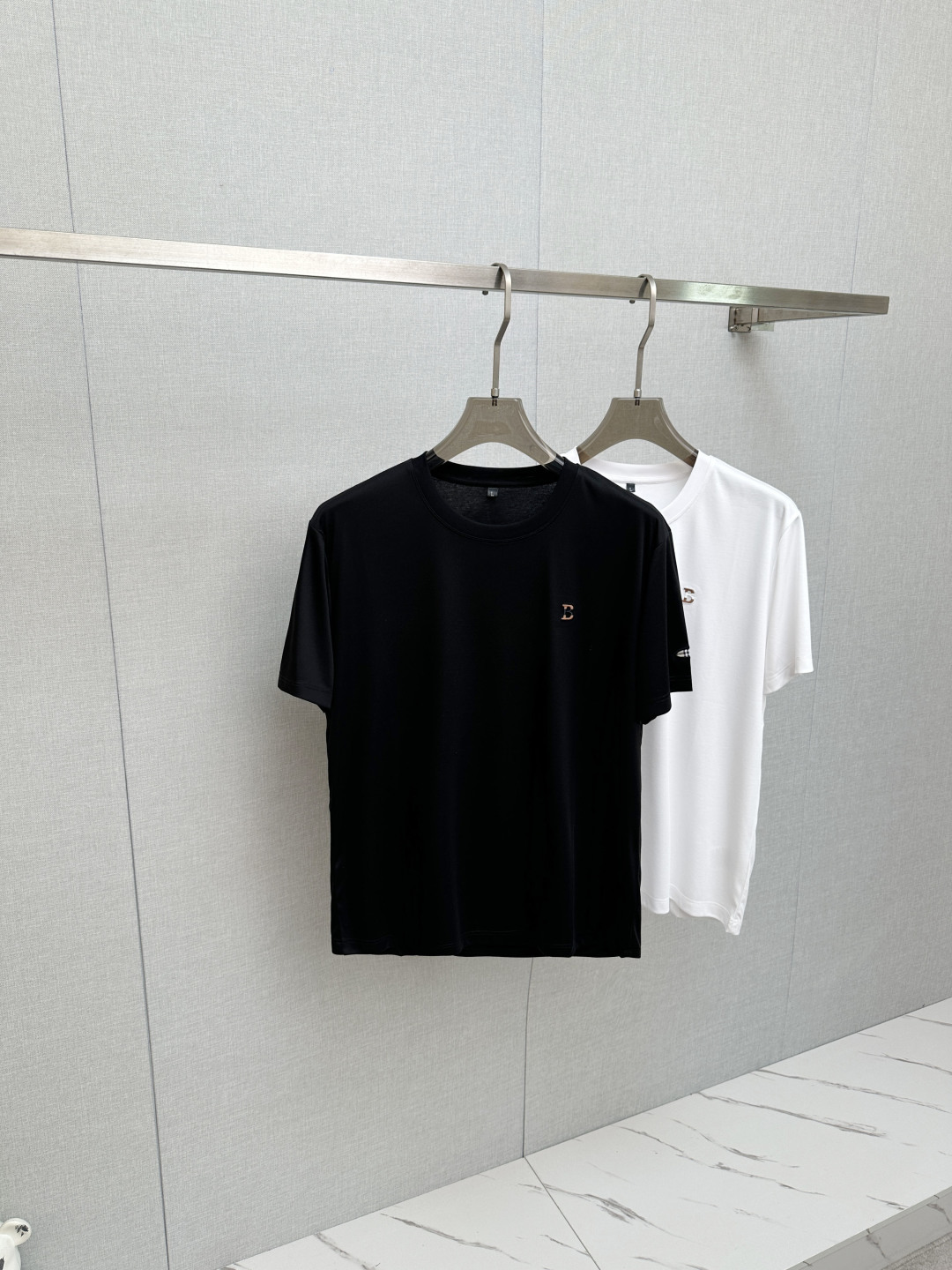 NO:838985,BURB top quality 2026 new short sleeves!  Original customized fabric, soft to the touch. Top imported private goods, fashionable design and trendy short sleeves, without losing luxury. There is no doubt about the quality. The upper body effect is great, the same style as the luxury official website!  Size M-4XL,,burberry,T-shirt,19860909BURB 顶级品质 2026新品短袖！原版定制面料,手感柔软.顶级进口私货,时尚设计潮流短袖,不失奢华 品质毋庸置疑 上身效果超赞,奢华官网同款！尺码M-4XL,,burberry,T-shirt,,Men's clothing