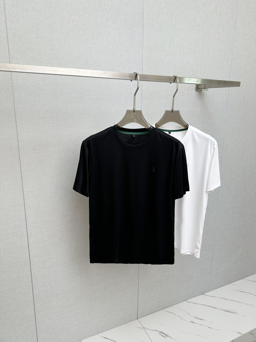 NO:838981,Loewe top quality 2026 new short sleeves!  Original customized fabric, soft to the touch. Top imported private goods, fashionable design and trendy short sleeves, without losing luxury. There is no doubt about the quality. The upper body effect is great, the same style as the luxury official website!  Size M-4XL,,loewe,T-shirt,19860909罗意威 顶级品质 2026新品短袖！原版定制面料,手感柔软.顶级进口私货,时尚设计潮流短袖,不失奢华 品质毋庸置疑 上身效果超赞,奢华官网同款！尺码M-4XL,,loewe,T-shirt,,Men's clothing