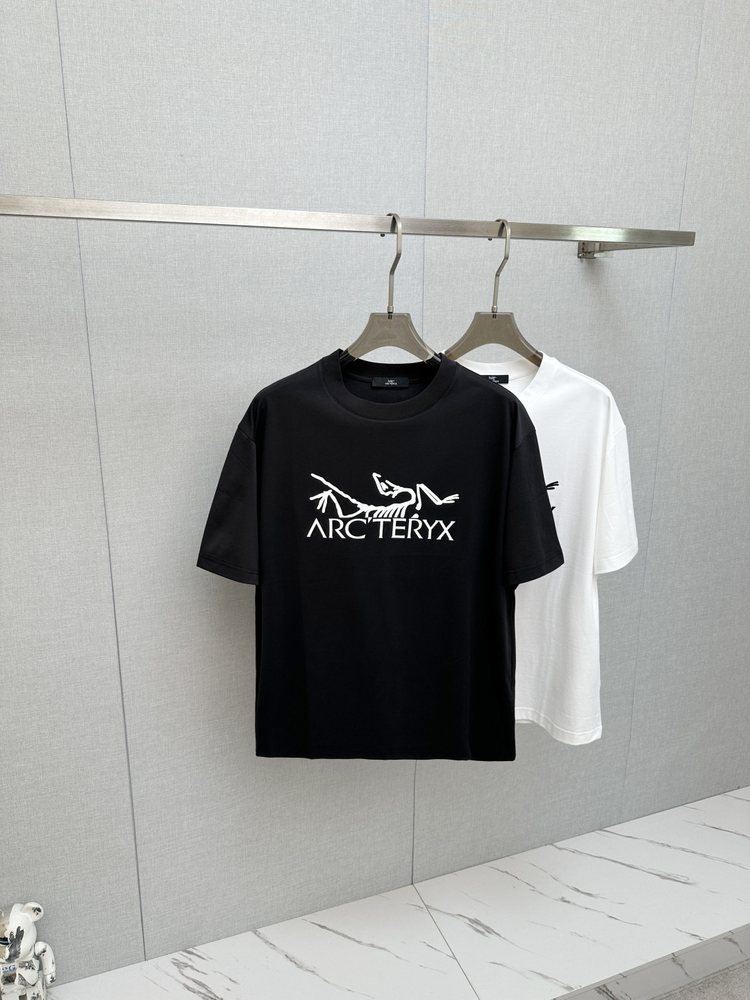NO:838973,2026 spring and summer new short-sleeved T-shirt!  Fashionable and casual short-sleeved T-shirt with catwalk pattern!  Design a logo!  The highly designed and selected customer-supplied fabrics are soft to the touch, comfortable to wear and breathable. The real thing will definitely make you fall in love with it!  Non-sexist couples can wear mixed styles to open up a new fashion style!  Distinguishing market version, high-definition series!  Size M-3XL,,T-shirt,tees,t-shirt,198609092026春夏新款短袖T恤！走秀图案时尚休闲短袖T恤衫！设计logo设计！极具设计精选客供面料,手感柔软亲肤,着身舒适透气性都无法挑剔,实物绝对会让你爱不释手！无性别主义的情侣混穿款式,打开全新的时装新韵味！区别市场版本,高定系列！尺码M-3XL,,T-shirt,tees，t-shirt,,Men's clothing