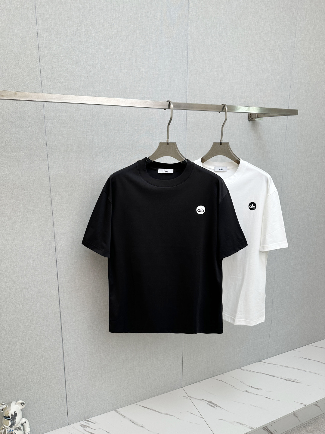 NO:838969,ALO 2026 spring and summer new short-sleeved T-shirt!  Fashionable and casual short-sleeved T-shirt with catwalk pattern!  Design a logo!  The highly designed and selected customer-supplied fabrics are soft to the touch, comfortable to wear and breathable. The real thing will definitely make you fall in love with it!  Non-sexist couples can wear mixed styles to open up a new fashion style!  Distinguishing market version, high-definition series!  Size M-3XL,,T-shirt,tees,t-shirt,19860909ALO 2026春夏新款短袖T恤！走秀图案时尚休闲短袖T恤衫！设计logo设计！极具设计精选客供面料,手感柔软亲肤,着身舒适透气性都无法挑剔,实物绝对会让你爱不释手！无性别主义的情侣混穿款式,打开全新的时装新韵味！区别市场版本,高定系列！尺码M-3XL,,T-shirt,tees，t-shirt,,Men's clothing