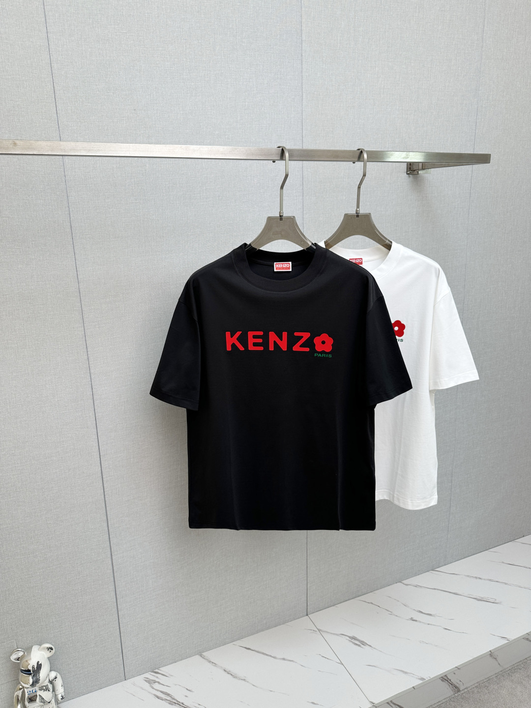 NO:838965,KENZ 2026 spring and summer new short-sleeved T-shirt!  Fashionable and casual short-sleeved T-shirt with catwalk pattern!  Design a logo!  The highly designed and selected customer-supplied fabrics are soft to the touch, comfortable to wear and breathable. The real thing will definitely make you fall in love with it!  Non-sexist couples can wear mixed styles to open up a new fashion style!  Distinguishing market version, high-definition series!  Size M-3XL,,T-shirt,tees,t-shirt,19860909KENZ 2026春夏新款短袖T恤！走秀图案时尚休闲短袖T恤衫！设计logo设计！极具设计精选客供面料,手感柔软亲肤,着身舒适透气性都无法挑剔,实物绝对会让你爱不释手！无性别主义的情侣混穿款式,打开全新的时装新韵味！区别市场版本,高定系列！尺码M-3XL,,T-shirt,tees，t-shirt,,Men's clothing