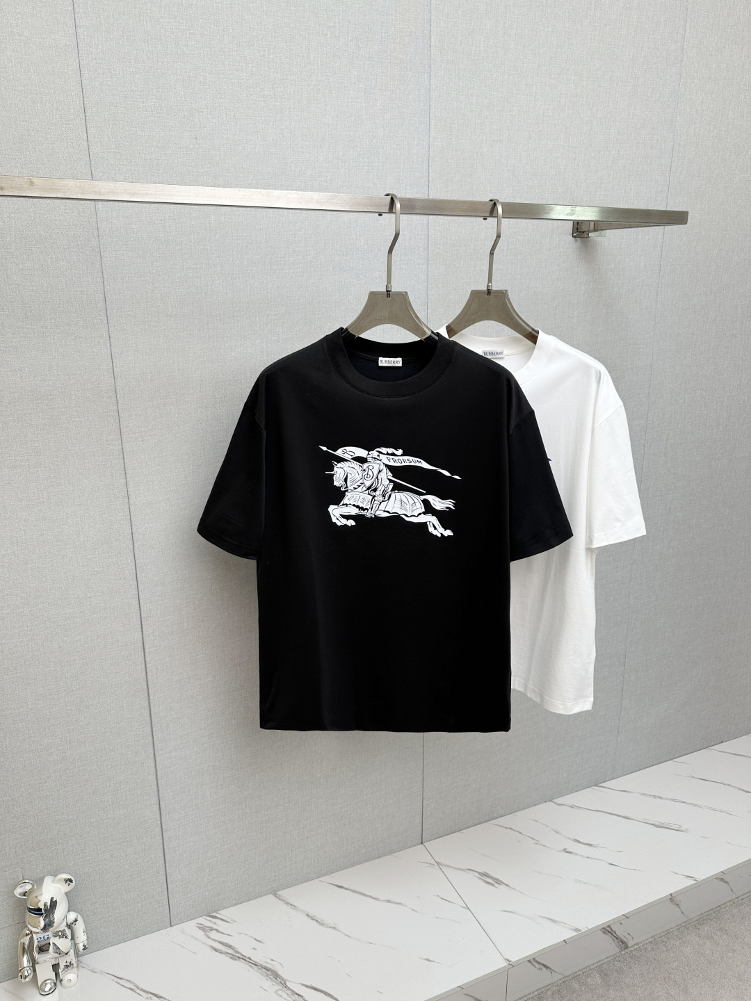 NO:838961,BURB 2026 spring and summer new short-sleeved T-shirt!  Fashionable and casual short-sleeved T-shirt with catwalk pattern!  Design a logo!  The highly designed and selected customer-supplied fabrics are soft to the touch, comfortable to wear and breathable. The real thing will definitely make you fall in love with it!  Non-sexist couples can wear mixed styles to open up a new fashion style!  Distinguishing market version, high-definition series!  Size M-3XL,,burberry,T-shirt,tees,t-shirt,19860909BURB 2026春夏新款短袖T恤！走秀图案时尚休闲短袖T恤衫！设计logo设计！极具设计精选客供面料,手感柔软亲肤,着身舒适透气性都无法挑剔,实物绝对会让你爱不释手！无性别主义的情侣混穿款式,打开全新的时装新韵味！区别市场版本,高定系列！尺码M-3XL,,burberry,T-shirt,tees，t-shirt,,Men's clothing
