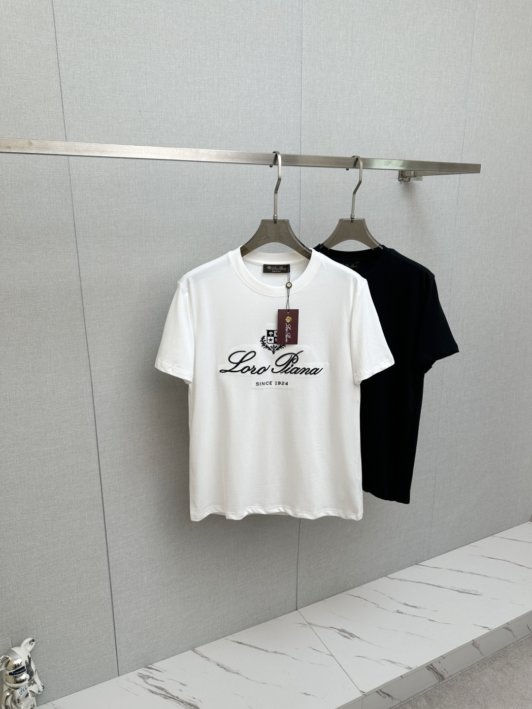 NO:841771,LP top quality 2026 new short sleeves!  Original customized fabric, soft to the touch. Top imported private goods, fashionable design and trendy short sleeves, without losing luxury. There is no doubt about the quality. The upper body effect is great, the same style as the luxury official website!  Size M—3XL,,loro piana,T-shirt,19860909LP 顶级品质 2026新品短袖！原版定制面料,手感柔软.顶级进口私货,时尚设计潮流短袖,不失奢华 品质毋庸置疑 上身效果超赞,奢华官网同款！尺码 M—3XL,,loro piana,T-shirt,,Men's clothing