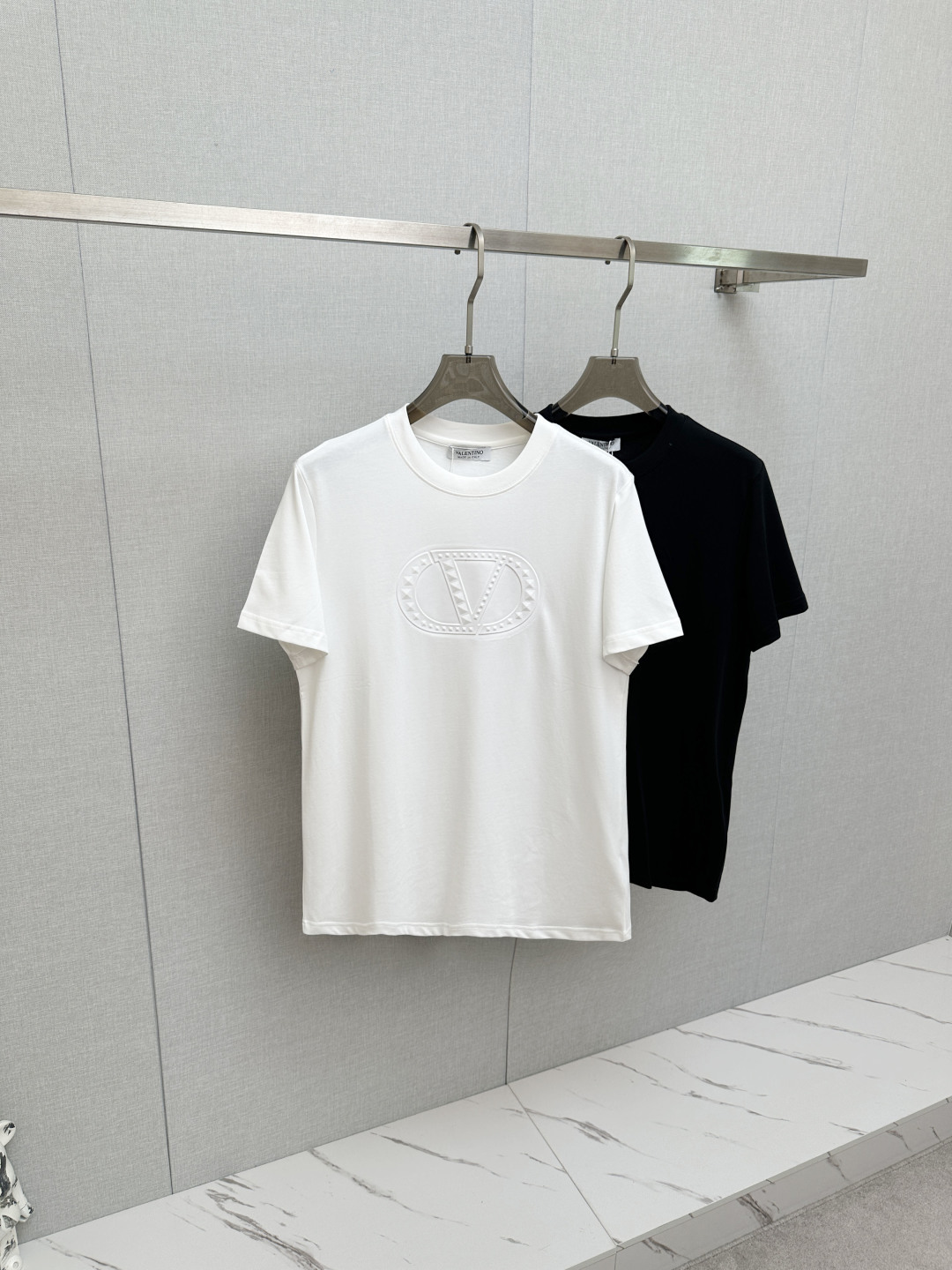 NO:841788,Warren top quality 2026 new short sleeves!  Original customized fabric, soft to the touch. Top imported private goods, fashionable design and trendy short sleeves, without losing luxury. There is no doubt about the quality. The upper body effect is great, the same style as the luxury official website!  Size M—3XL,,valentino,T-shirt,19860909华伦 顶级品质 2026新品短袖！原版定制面料,手感柔软.顶级进口私货,时尚设计潮流短袖,不失奢华 品质毋庸置疑 上身效果超赞,奢华官网同款！尺码 M—3XL,,valentino,T-shirt,,Men's clothing