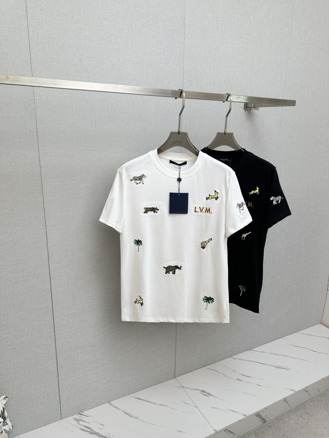 NO:841794,LV top quality 2026 new short sleeves!  Original customized fabric, soft to the touch. Top imported private goods, fashionable design and trendy short sleeves, without losing luxury. There is no doubt about the quality. The upper body effect is great, the same style as the luxury official website!  Size M—3XL,,louis vuitton,T-shirt,19860909LV 顶级品质 2026新品短袖！原版定制面料,手感柔软.顶级进口私货,时尚设计潮流短袖,不失奢华 品质毋庸置疑 上身效果超赞,奢华官网同款！尺码 M—3XL,,louis vuitton,T-shirt,,Men's clothing