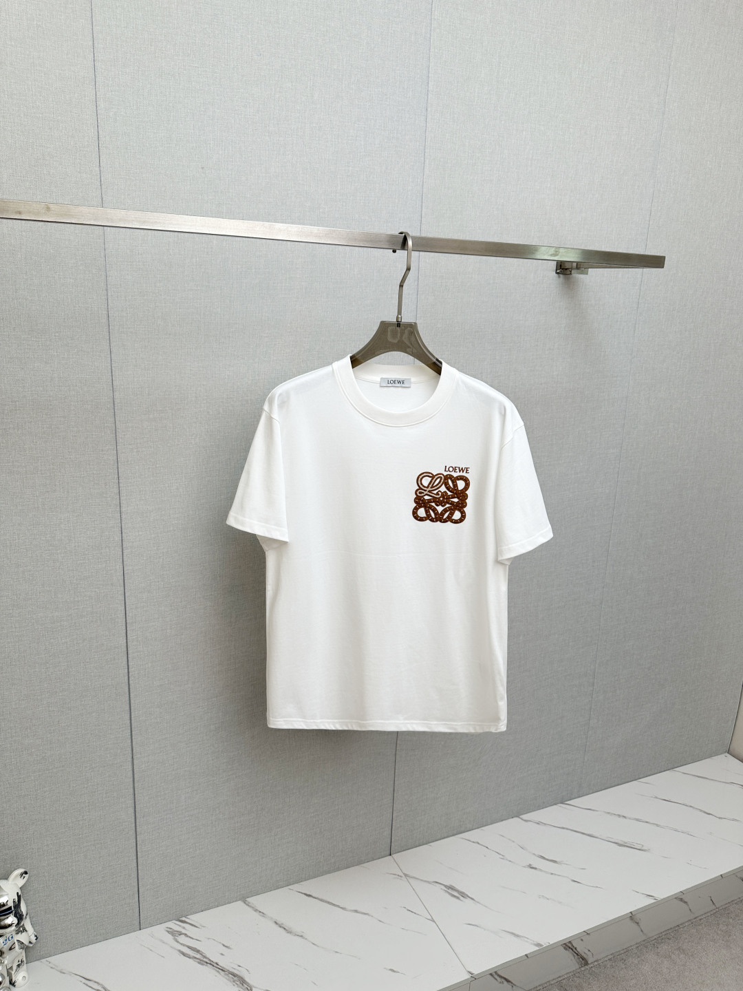 NO:841807,LOEWE top quality 2026 new short sleeves!  Original customized fabric, soft to the touch. Top imported private goods, fashionable design and trendy short sleeves, without losing luxury. There is no doubt about the quality. The upper body effect is great, the same style as the luxury official website!  Size XS—L,,loewe,T-shirt,19860909LOEWE 顶级品质 2026新品短袖！原版定制面料,手感柔软.顶级进口私货,时尚设计潮流短袖,不失奢华 品质毋庸置疑 上身效果超赞,奢华官网同款！尺码 XS—L,,loewe,T-shirt,,Men's clothing