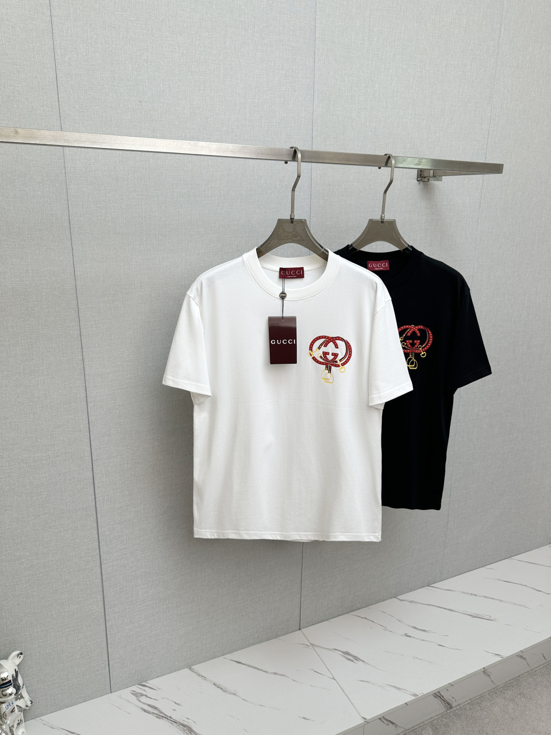 NO:841813,GUCCI top quality 2026 new short sleeves!  Original customized fabric, soft to the touch. Top imported private goods, fashionable design and trendy short sleeves, without losing luxury. There is no doubt about the quality. The upper body effect is great, the same style as the luxury official website!  Size XS—L,,gucci,T-shirt,19860909GUCCI 顶级品质 2026新品短袖！原版定制面料,手感柔软.顶级进口私货,时尚设计潮流短袖,不失奢华 品质毋庸置疑 上身效果超赞,奢华官网同款！尺码 XS—L,,gucci,T-shirt,,Men's clothing