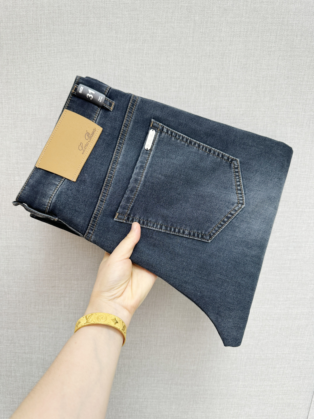 NO:846886,New products from LP counter, original jeans, made by original heavy industry, brand classic LOGO design, complete with three standards!  Original hardware accessories. Customized denim fabrics at the counter, completely matched to the counter. You are welcome to try it on at the counter before buying. Don’t be afraid of comparing good products. Size: 29-38, loro piana, jeans,19860909LP 专柜新品,原版牛仔裤 原版重工打造,品牌经典LOGO设计,三标齐全！原版五金辅料.专柜定制牛仔面料,完全对版专柜,欢迎专柜试穿后再购买,好货不怕比.码数:29—38,,loro piana,jeans,,Men's clothing