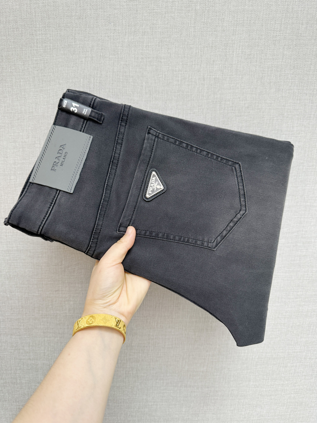 NO:846884,New products from PRADA counter, original jeans, made by original heavy industry, brand classic LOGO design, complete with three standards!  Original hardware accessories. Customized denim fabrics at the counter, completely matching the version at the counter. You are welcome to try it on at the counter before buying. Don’t be afraid of comparing good products. Size: 29-38, prada, jeans,19860909PRADA 专柜新品,原版牛仔裤 原版重工打造,品牌经典LOGO设计,三标齐全！原版五金辅料.专柜定制牛仔面料,完全对版专柜,欢迎专柜试穿后再购买,好货不怕比.码数:29—38,,prada,jeans,,Men's clothing
