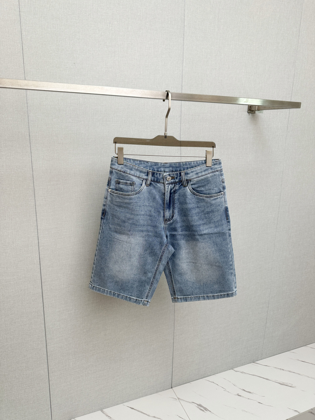 NO:846877,New products from PRADA counter, original jeans, made by original heavy industry, brand classic LOGO design, complete with three standards!  Original hardware accessories. Customized denim fabrics at the counter, completely matching the version at the counter. You are welcome to try it on at the counter before buying. Don’t be afraid of comparing good products. Size: 29-38, prada, jeans,19860909PRADA 专柜新品,原版牛仔裤 原版重工打造,品牌经典LOGO设计,三标齐全！原版五金辅料.专柜定制牛仔面料,完全对版专柜,欢迎专柜试穿后再购买,好货不怕比.码数:29—38,,prada,jeans,,Men's clothing
