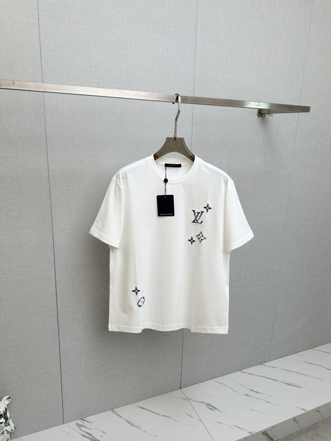 NO:846874,LV 2026 new short-sleeved T-shirt!  Fashionable and casual short-sleeved T-shirt with catwalk pattern!  Design a logo!  The highly designed and selected customer-supplied fabrics are soft to the touch, comfortable to wear and breathable. The real thing will definitely make you fall in love with it!  Non-sexist couples can wear mixed styles to open up a new fashion style!  Distinguishing market version, high-definition series!  Size S—XL,,louis vuitton,T-shirt,tees,t-shirt,19860909LV 2026新款短袖T恤！走秀图案时尚休闲短袖T恤衫！设计logo设计！极具设计精选客供面料,手感柔软亲肤,着身舒适透气性都无法挑剔,实物绝对会让你爱不释手！无性别主义的情侣混穿款式,打开全新的时装新韵味！区别市场版本,高定系列！尺码S—XL,,louis vuitton,T-shirt,tees，t-shirt,,Men's clothing